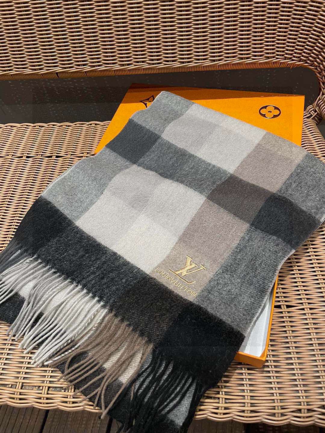 新款路易威登LV❗️羊绒方格子好看的要疯掉了👍太有型太有魅力了！！！非常斯文时尚的秋冬单品！真的很喜欢，