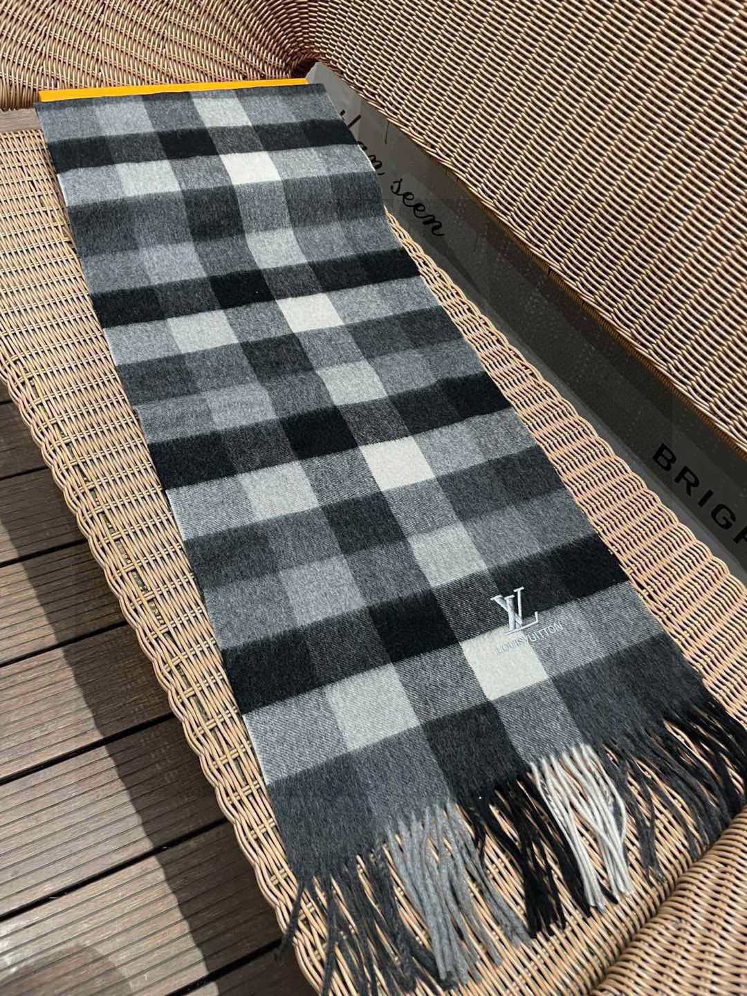 新款路易威登LV❗️羊绒方格子好看的要疯掉了👍太有型太有魅力了！！！非常斯文时尚的秋冬单品！真的很喜欢，