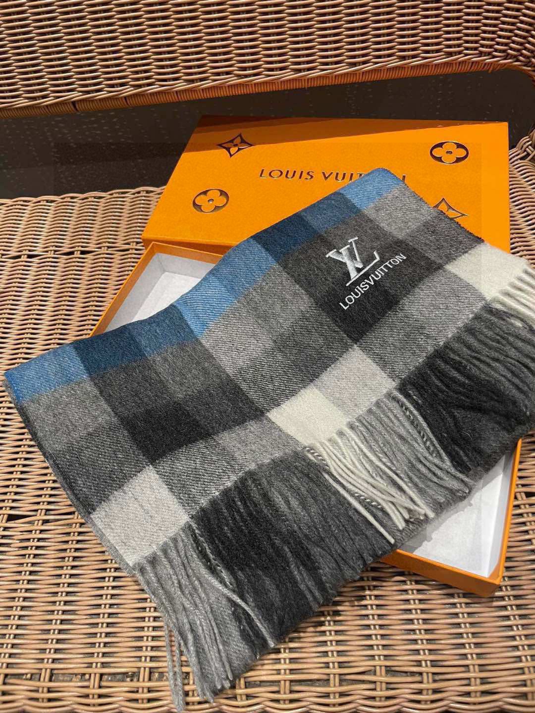 新款路易威登LV❗️羊绒方格子好看的要疯掉了👍太有型太有魅力了！！！非常斯文时尚的秋冬单品！真的很喜欢，