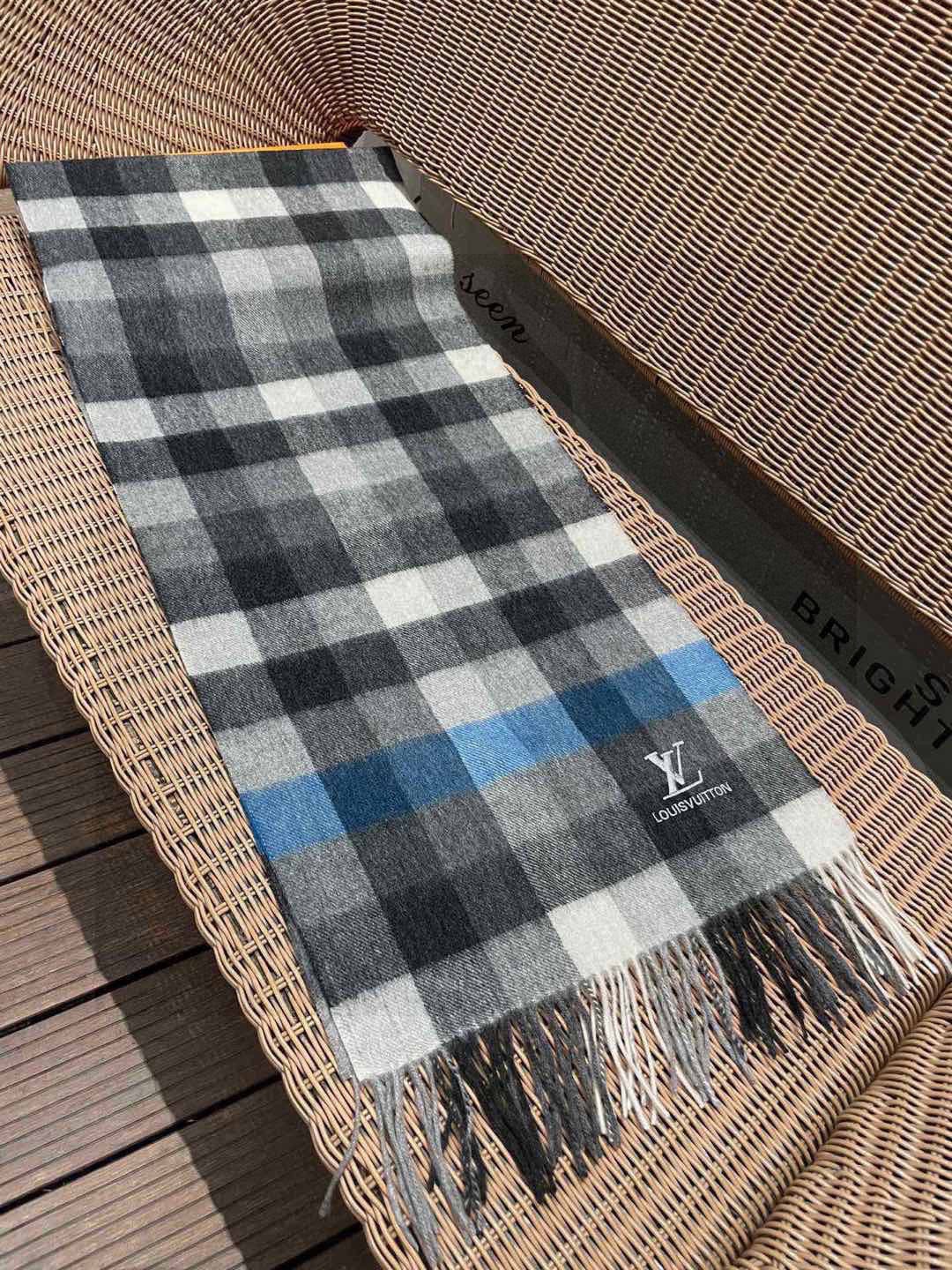 新款路易威登LV❗️羊绒方格子好看的要疯掉了👍太有型太有魅力了！！！非常斯文时尚的秋冬单品！真的很喜欢，