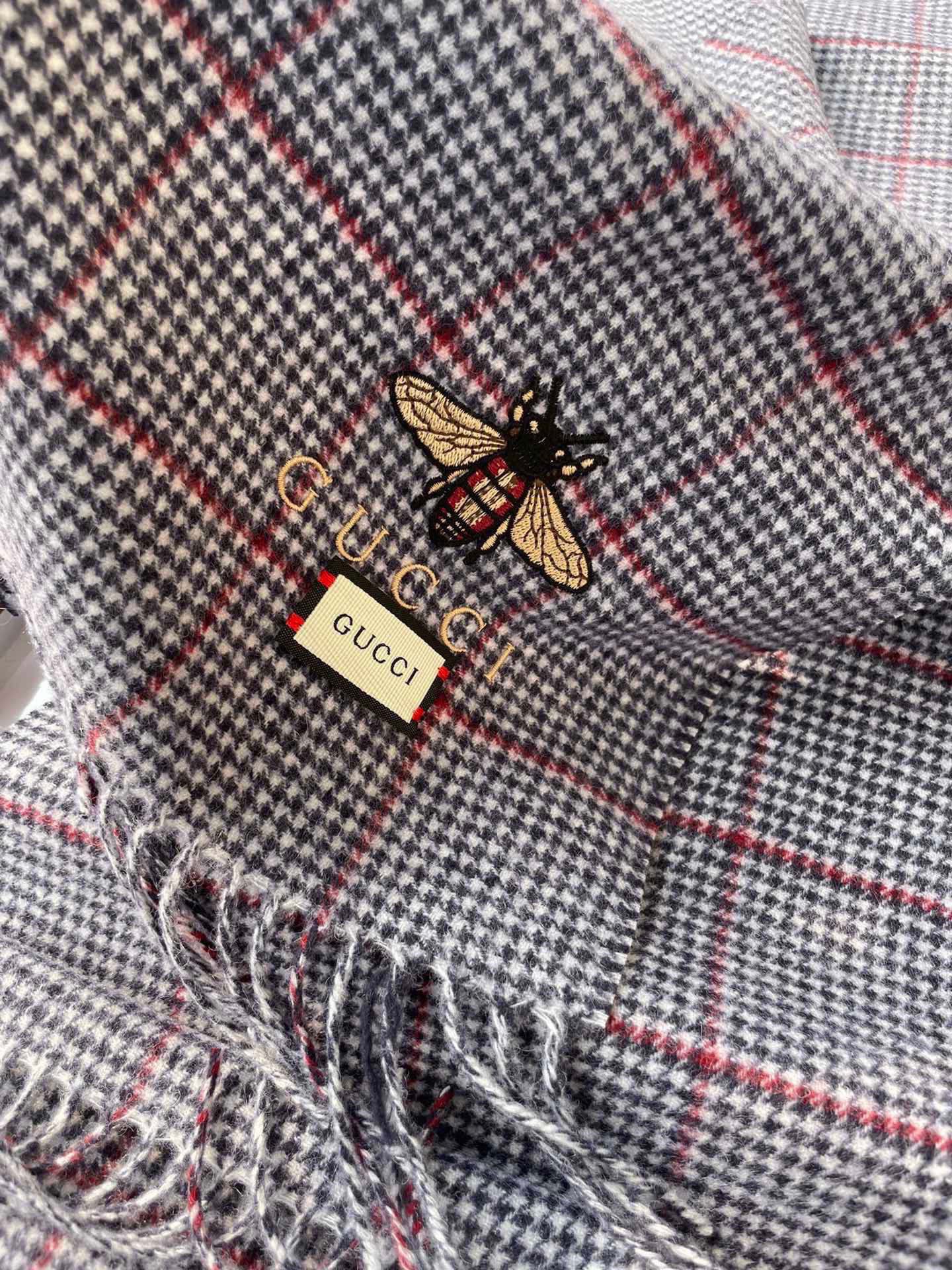 古奇（Gucci）小蜜蜂巴黎时装展男女同款羊绒围巾！采用蒙古高原细羊绒！手感满满地都是细腻的绒毛！这个价