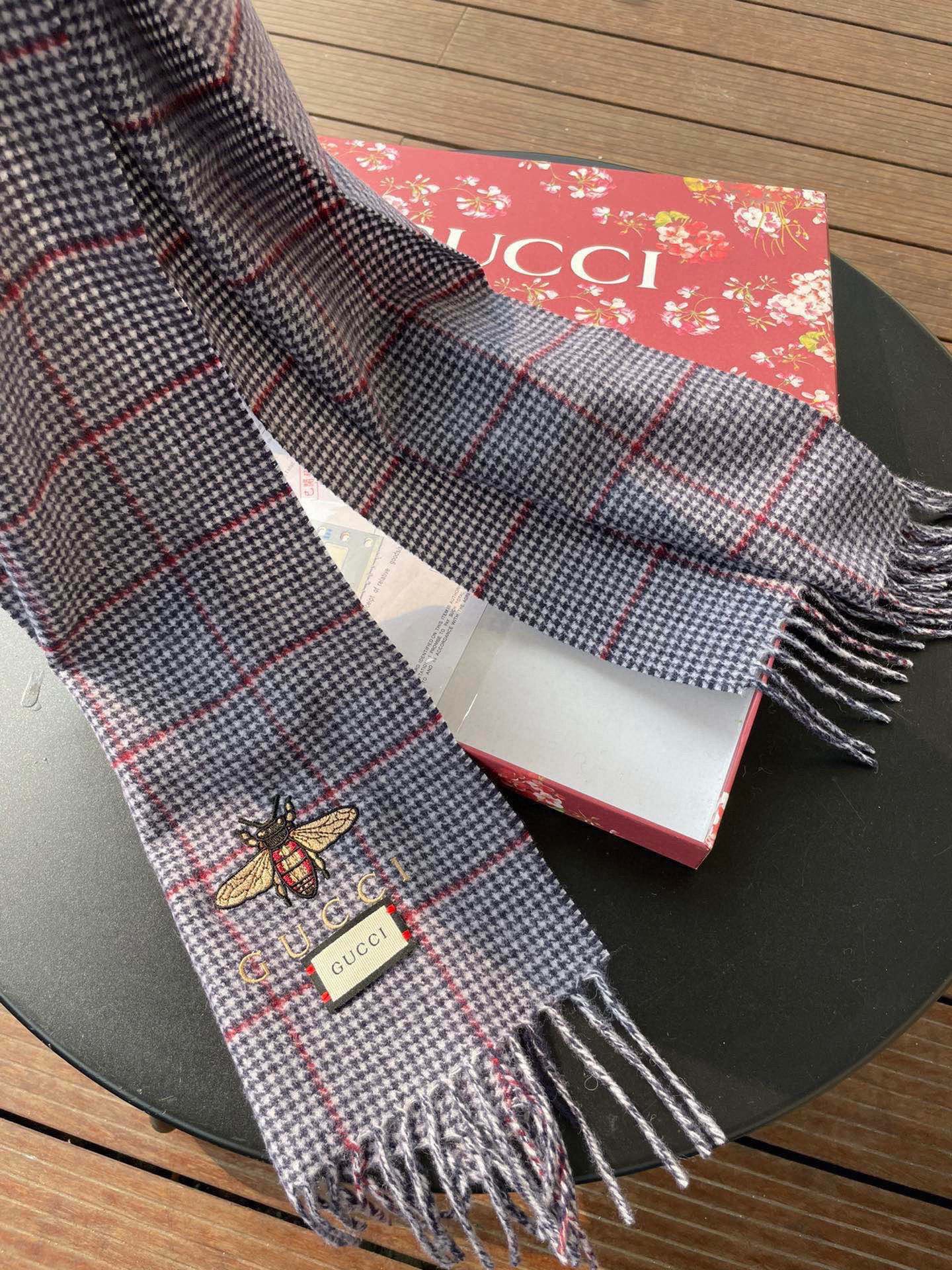 古奇（Gucci）小蜜蜂巴黎时装展男女同款羊绒围巾！采用蒙古高原细羊绒！手感满满地都是细腻的绒毛！这个价