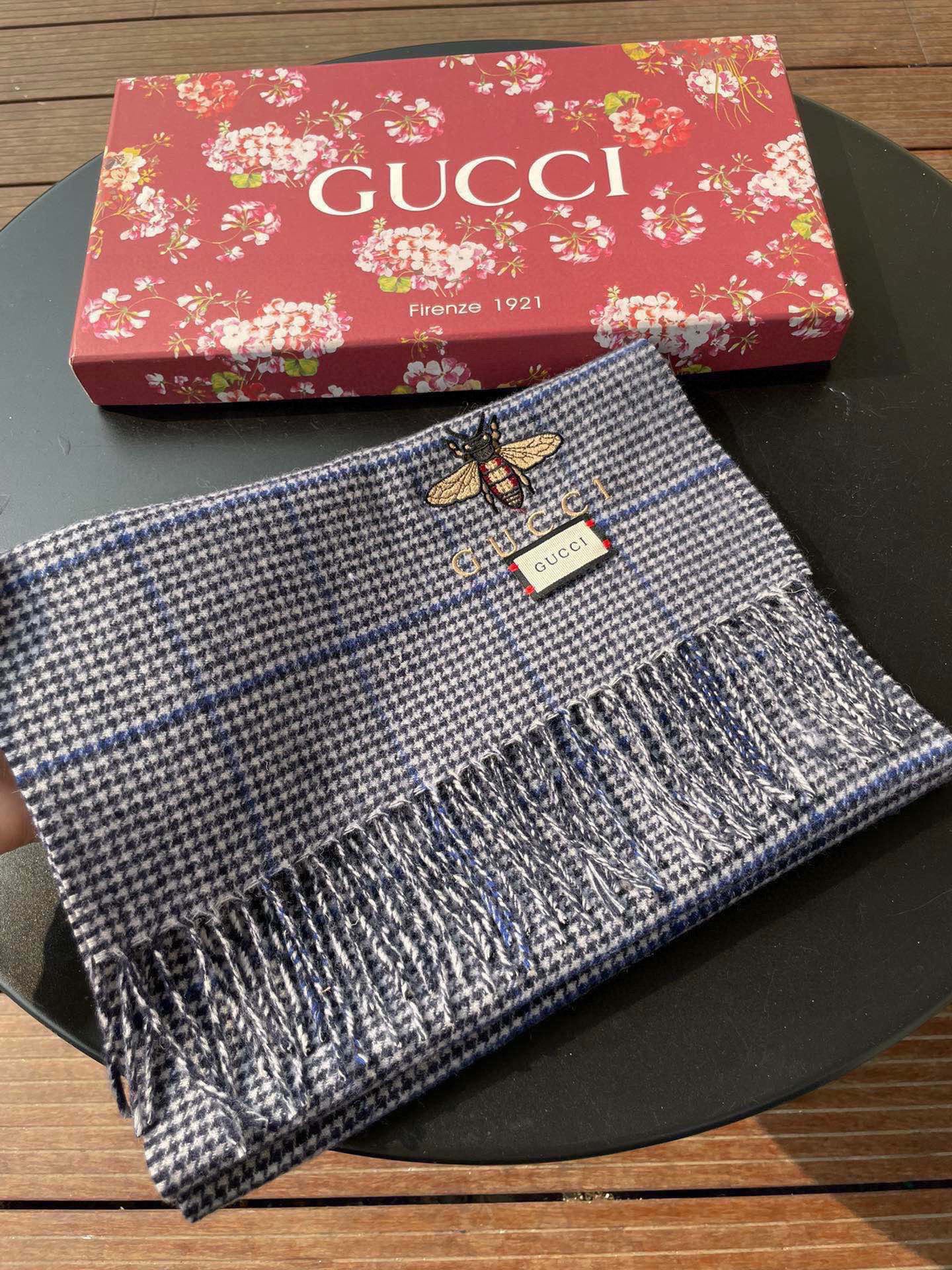 古奇（Gucci）小蜜蜂巴黎时装展男女同款羊绒围巾！采用蒙古高原细羊绒！手感满满地都是细腻的绒毛！这个价