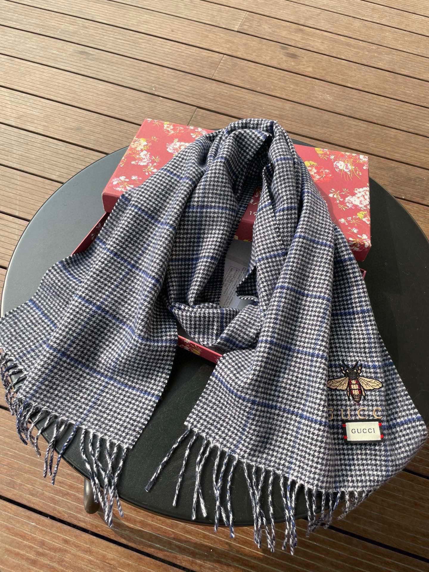 古奇（Gucci）小蜜蜂巴黎时装展男女同款羊绒围巾！采用蒙古高原细羊绒！手感满满地都是细腻的绒毛！这个价