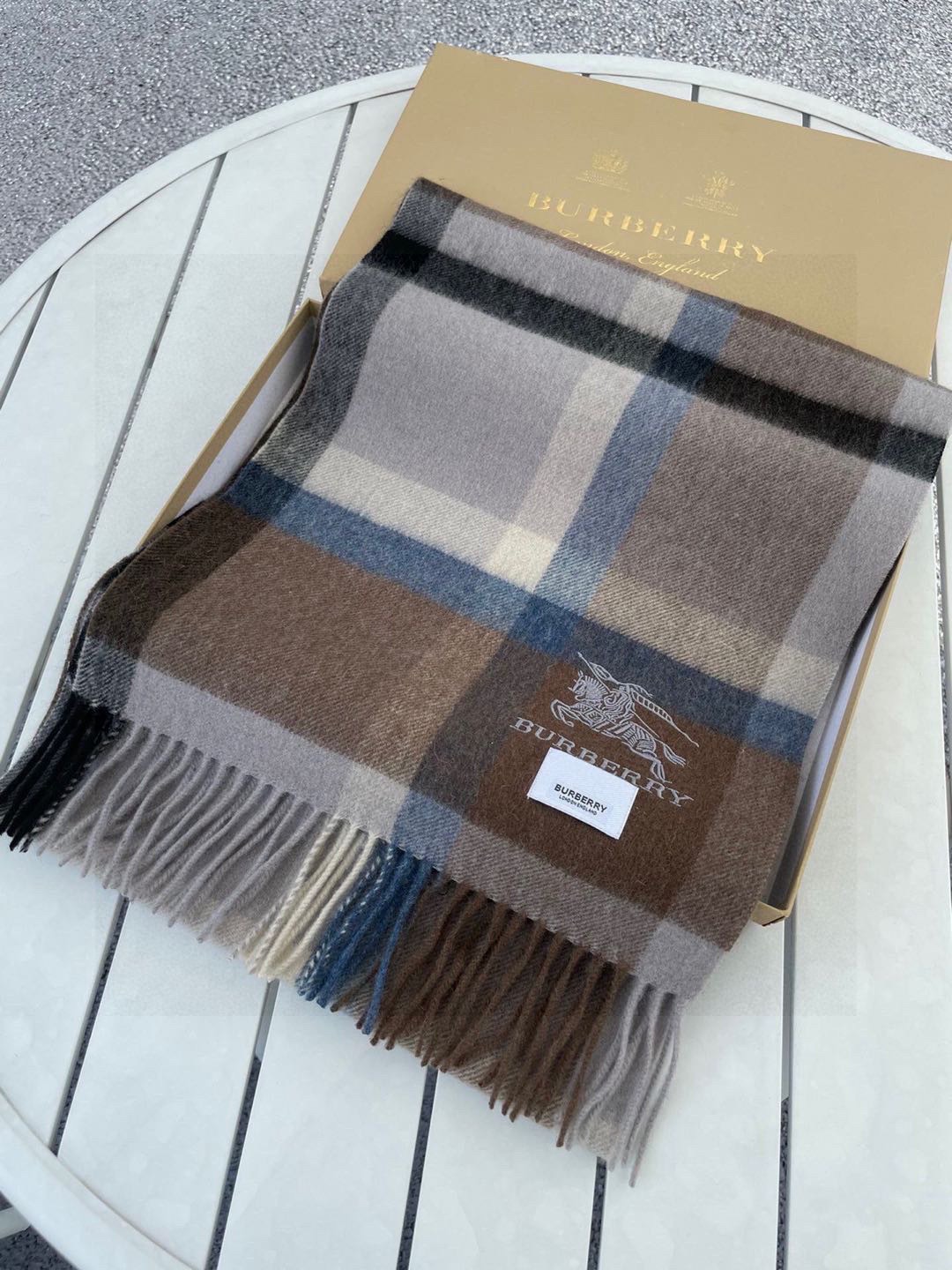 巴宝莉男士格子高级货❗️ 顶级出口尾单战马刺绣👍货不多，下手一定要快，真心美的让人非常非常心动 上身效果