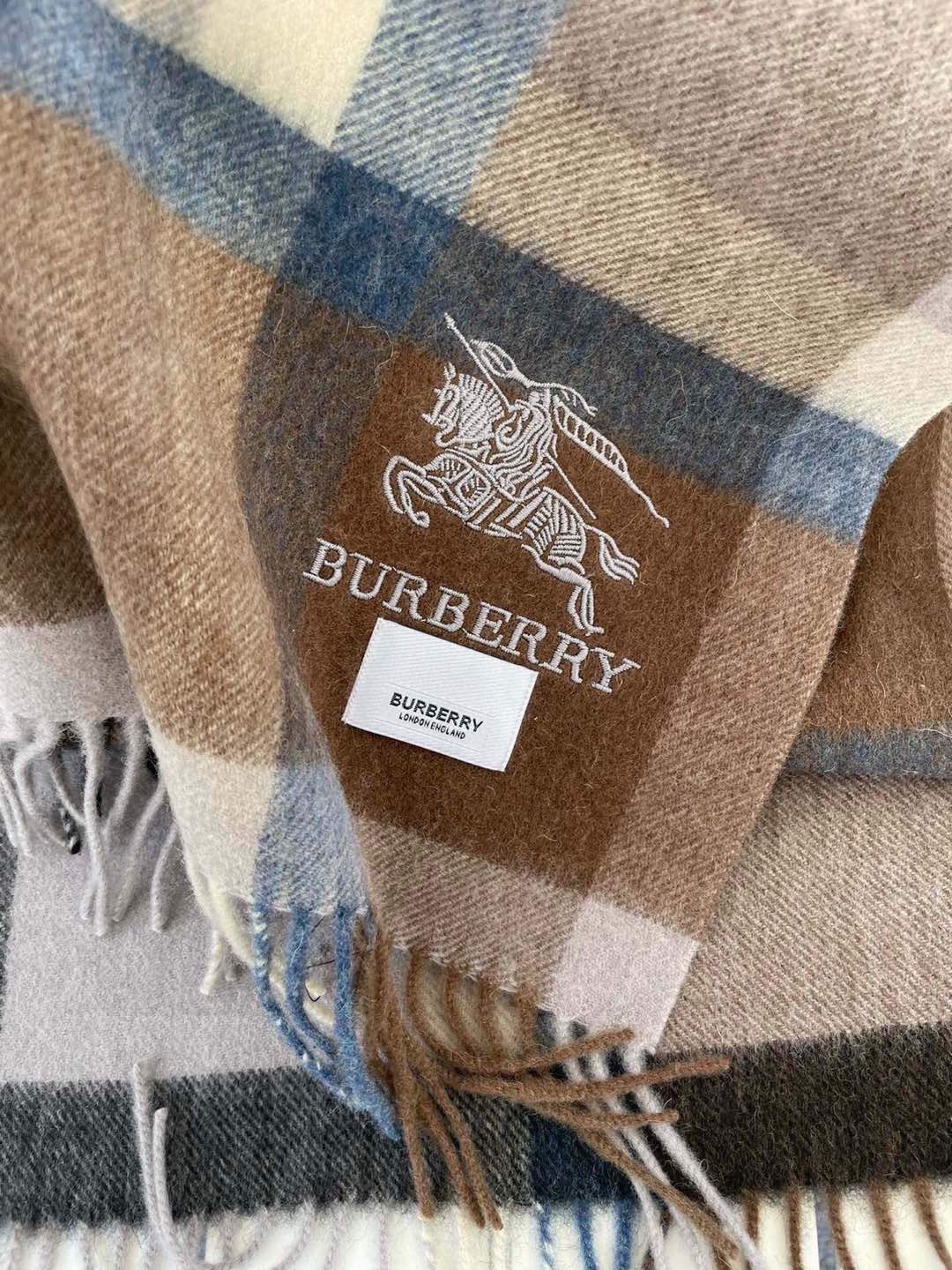 巴宝莉男士格子高级货❗️ 顶级出口尾单战马刺绣👍货不多，下手一定要快，真心美的让人非常非常心动 上身效果