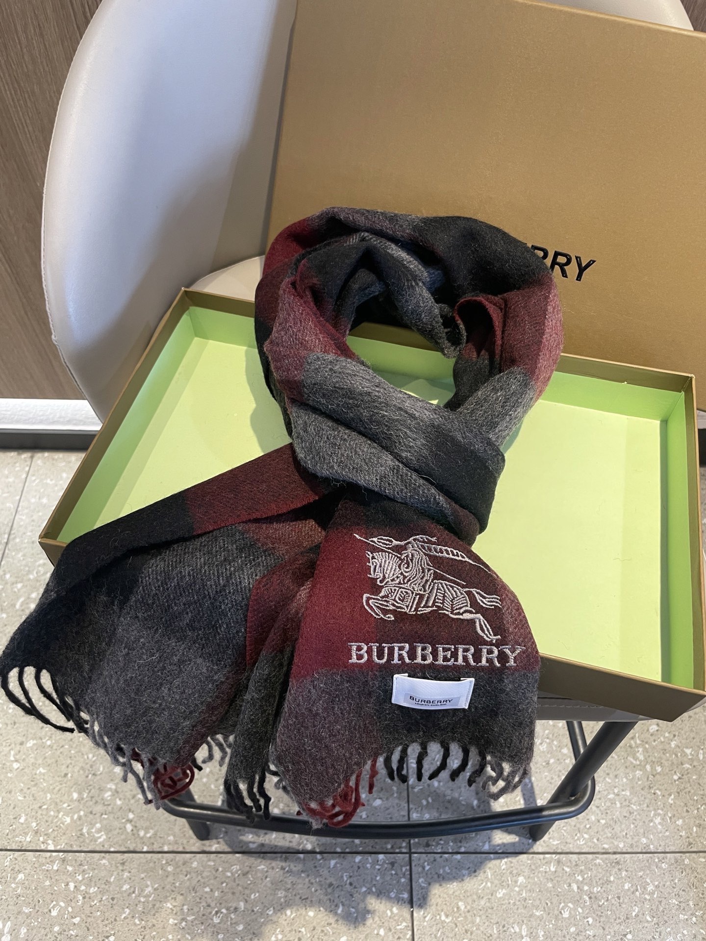 巴宝莉男士格子高级货❗️ 顶级出口尾单战马刺绣👍货不多，下手一定要快，真心美的让人非常非常心动 上身效果