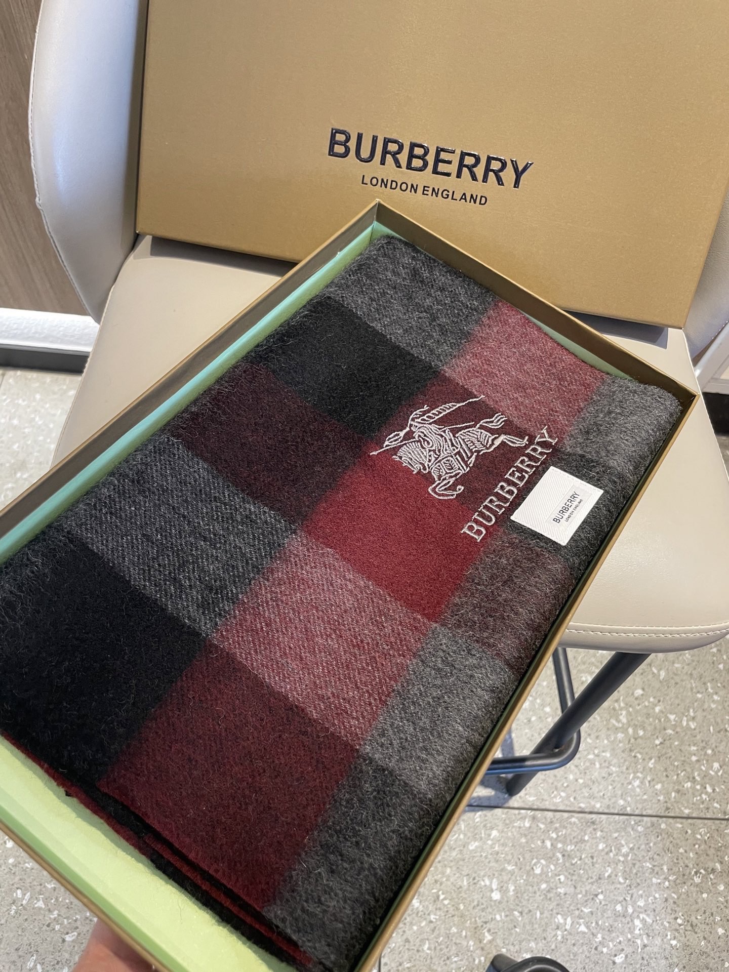 巴宝莉男士格子高级货❗️ 顶级出口尾单战马刺绣👍货不多，下手一定要快，真心美的让人非常非常心动 上身效果