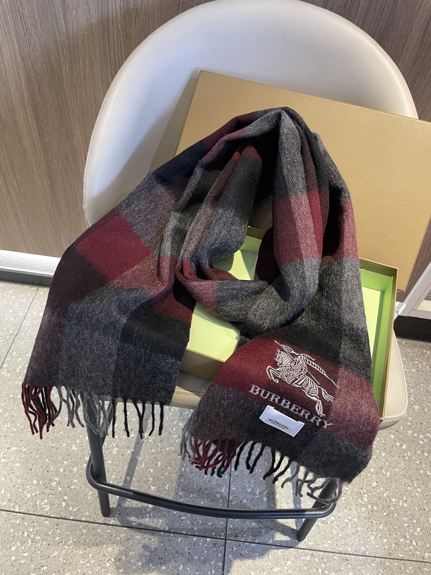 巴宝莉男士格子高级货❗️ 顶级出口尾单战马刺绣👍货不多，下手一定要快，真心美的让人非常非常心动 上身效果