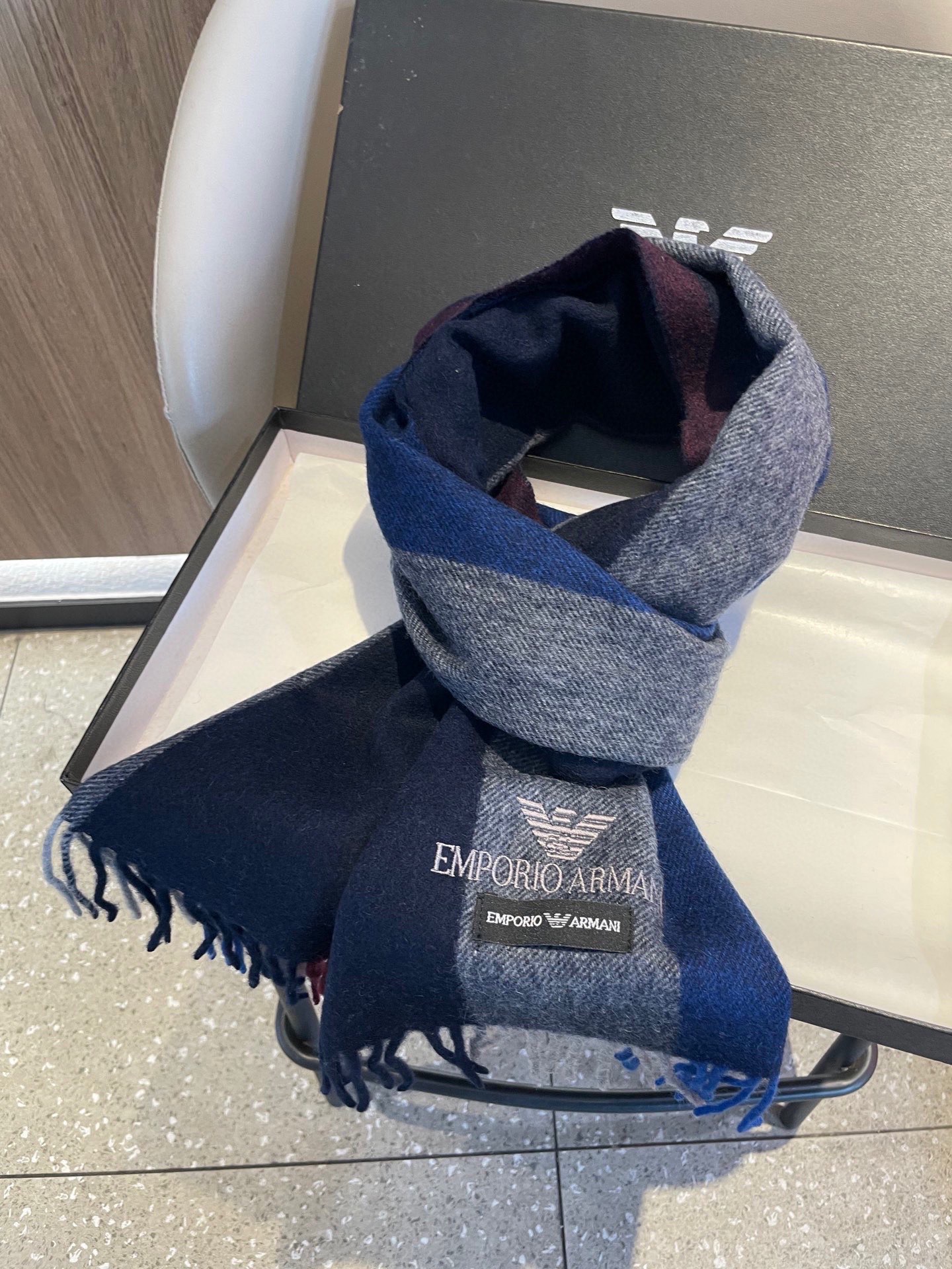 。新款阿玛尼海外专柜条纹拼色最新男士羊羔毛围巾～惊爆上架🎉国内专柜都没上架，从款式到面料都很赞🎻，经典的