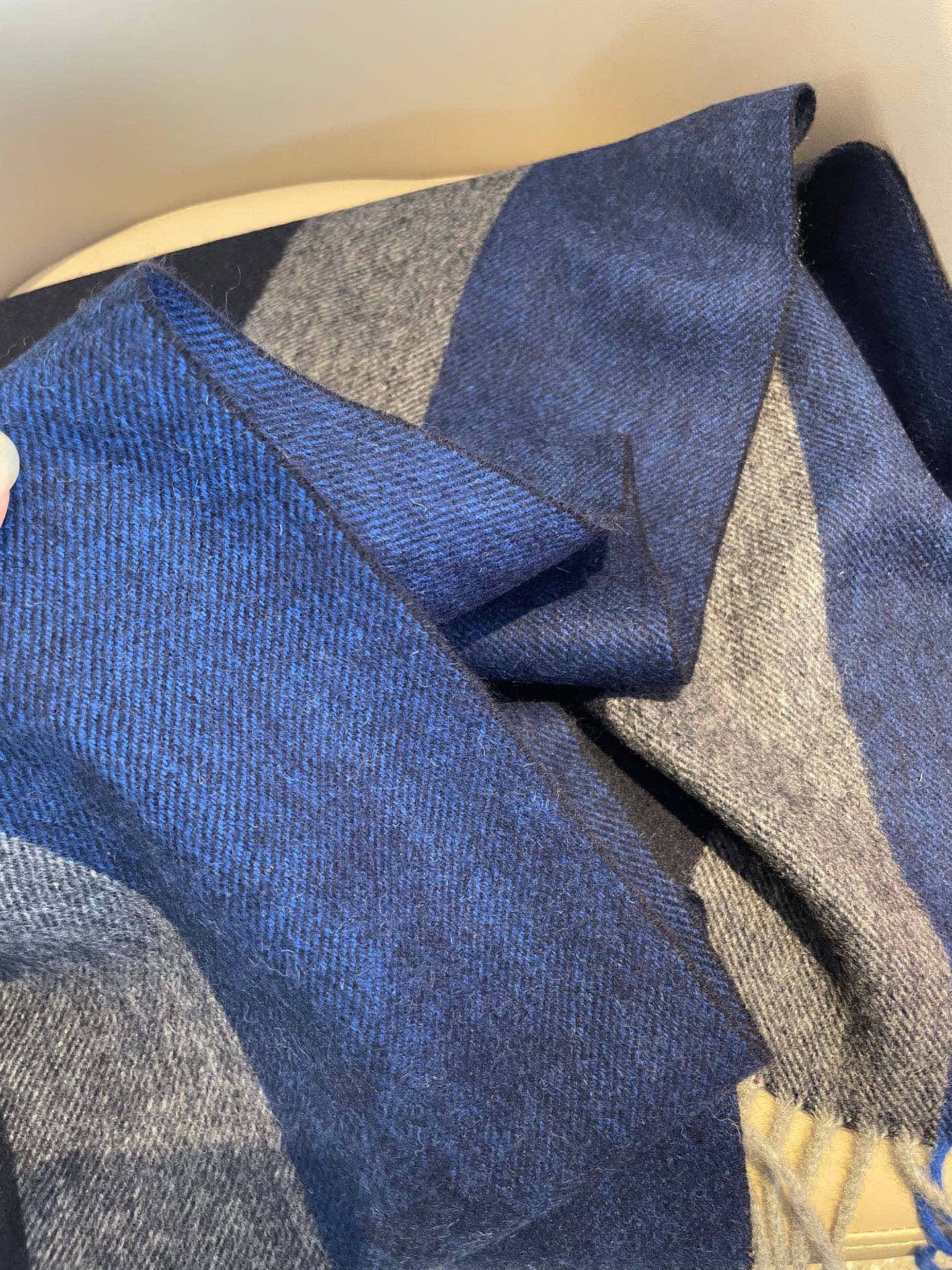 。新款阿玛尼海外专柜条纹拼色最新男士羊羔毛围巾～惊爆上架🎉国内专柜都没上架，从款式到面料都很赞🎻，经典的