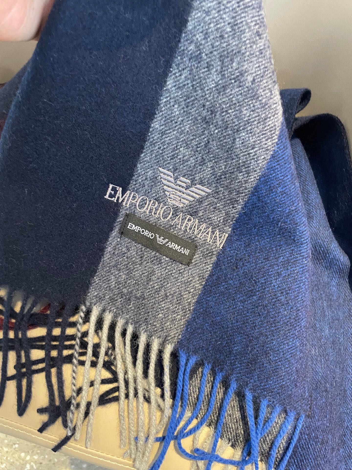 。新款阿玛尼海外专柜条纹拼色最新男士羊羔毛围巾～惊爆上架🎉国内专柜都没上架，从款式到面料都很赞🎻，经典的