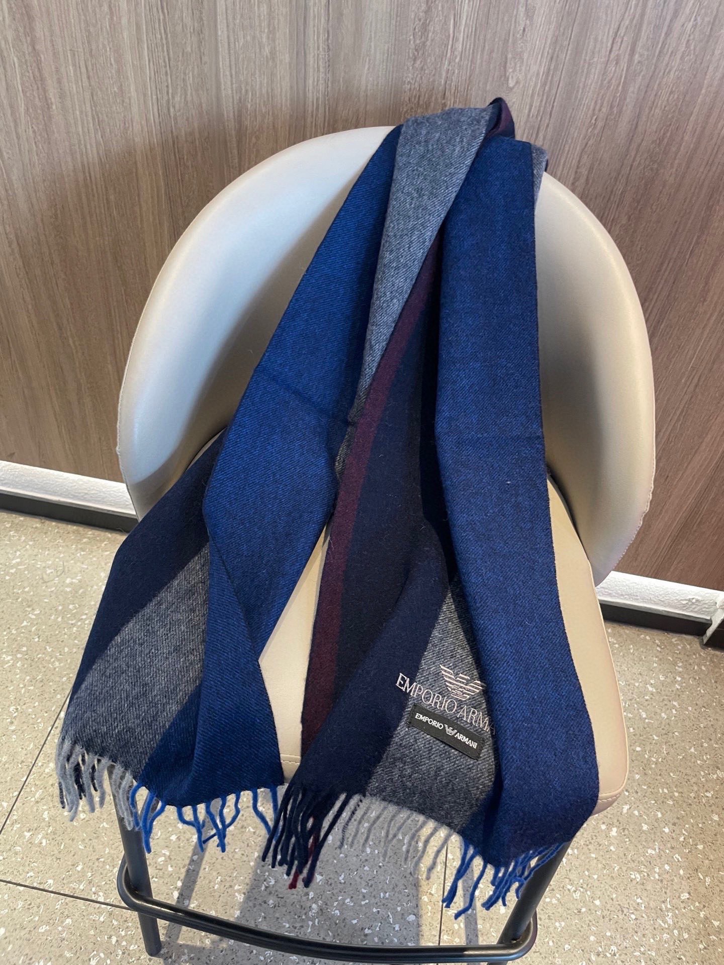 。新款阿玛尼海外专柜条纹拼色最新男士羊羔毛围巾～惊爆上架🎉国内专柜都没上架，从款式到面料都很赞🎻，经典的