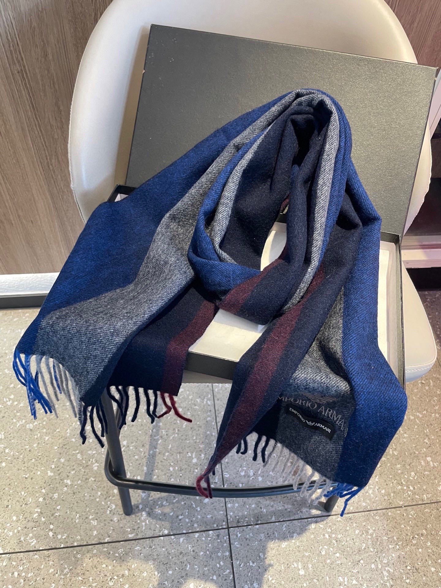 。新款阿玛尼海外专柜条纹拼色最新男士羊羔毛围巾～惊爆上架🎉国内专柜都没上架，从款式到面料都很赞🎻，经典的