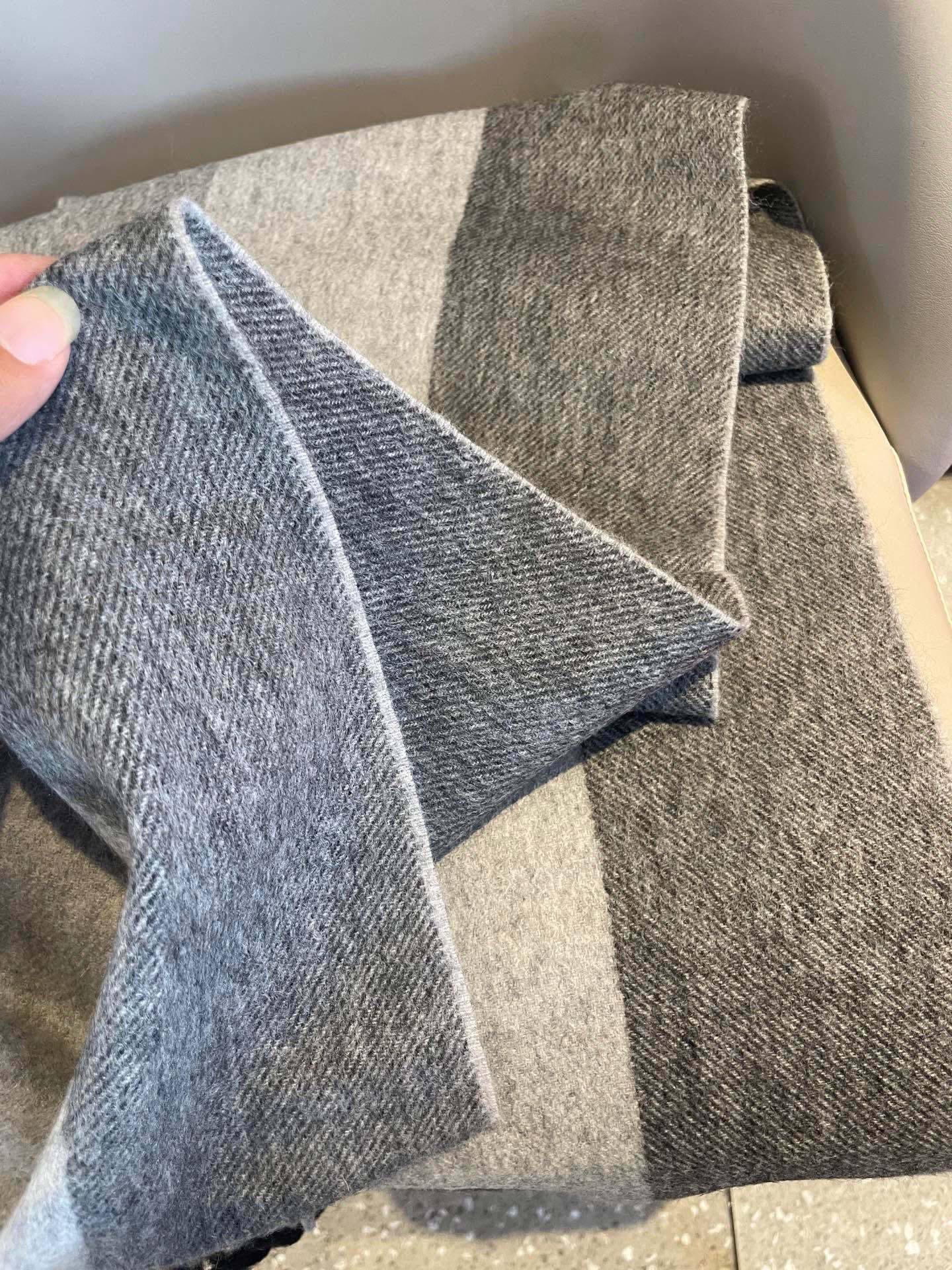 。新款阿玛尼海外专柜条纹拼色最新男士羊羔毛围巾～惊爆上架🎉国内专柜都没上架，从款式到面料都很赞🎻，经典的