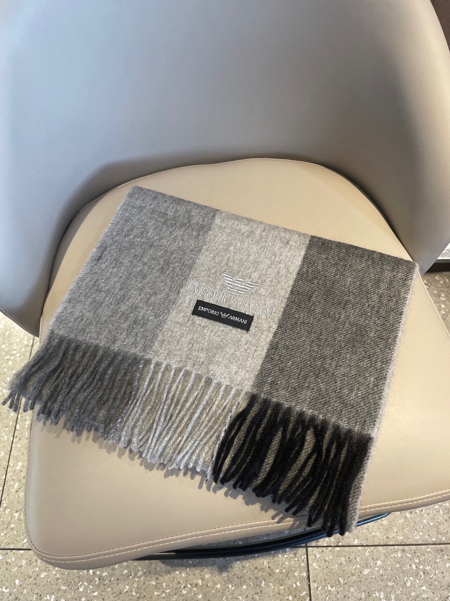 。新款阿玛尼海外专柜条纹拼色最新男士羊羔毛围巾～惊爆上架🎉国内专柜都没上架，从款式到面料都很赞🎻，经典的