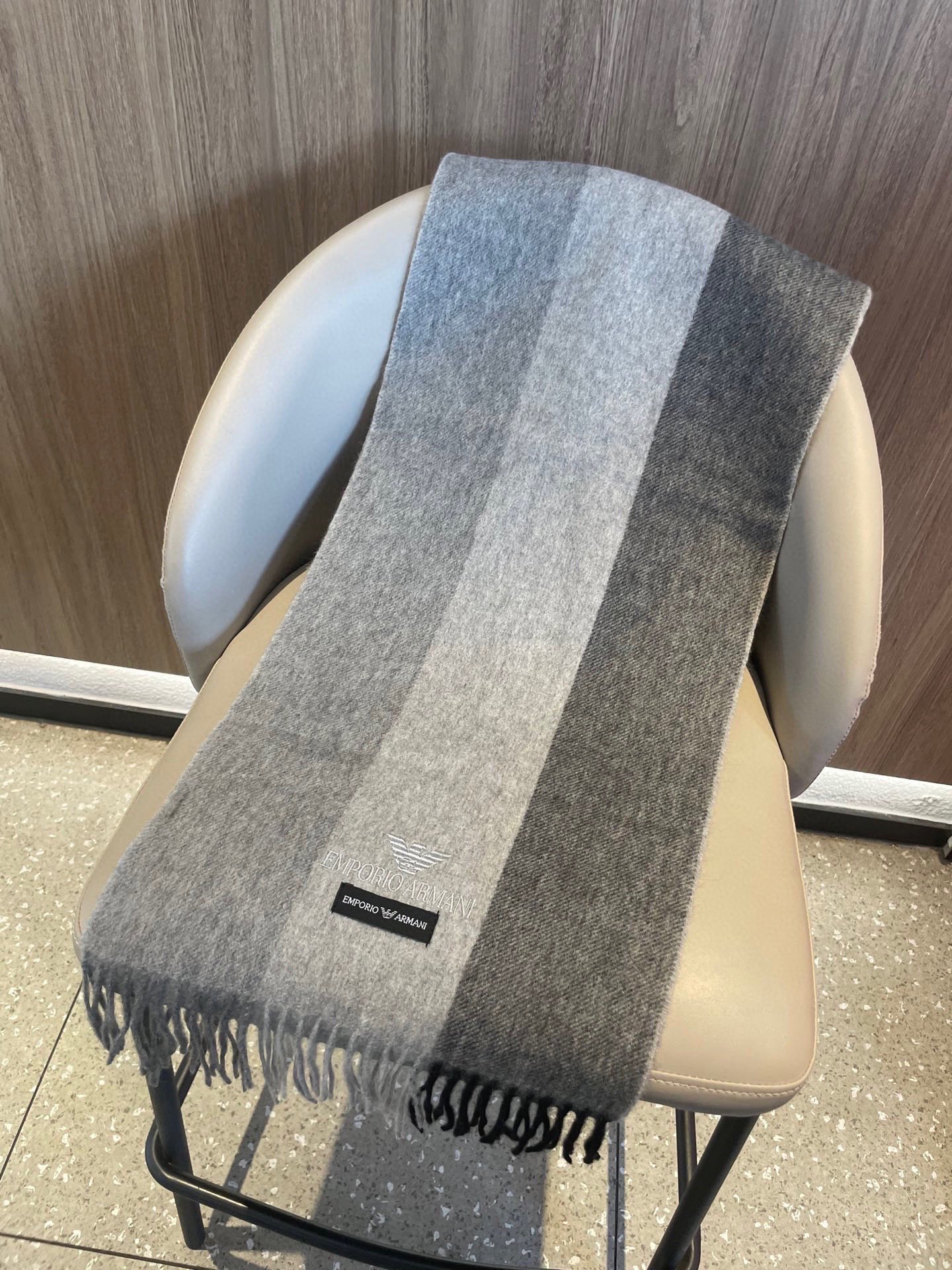 。新款阿玛尼海外专柜条纹拼色最新男士羊羔毛围巾～惊爆上架🎉国内专柜都没上架，从款式到面料都很赞🎻，经典的