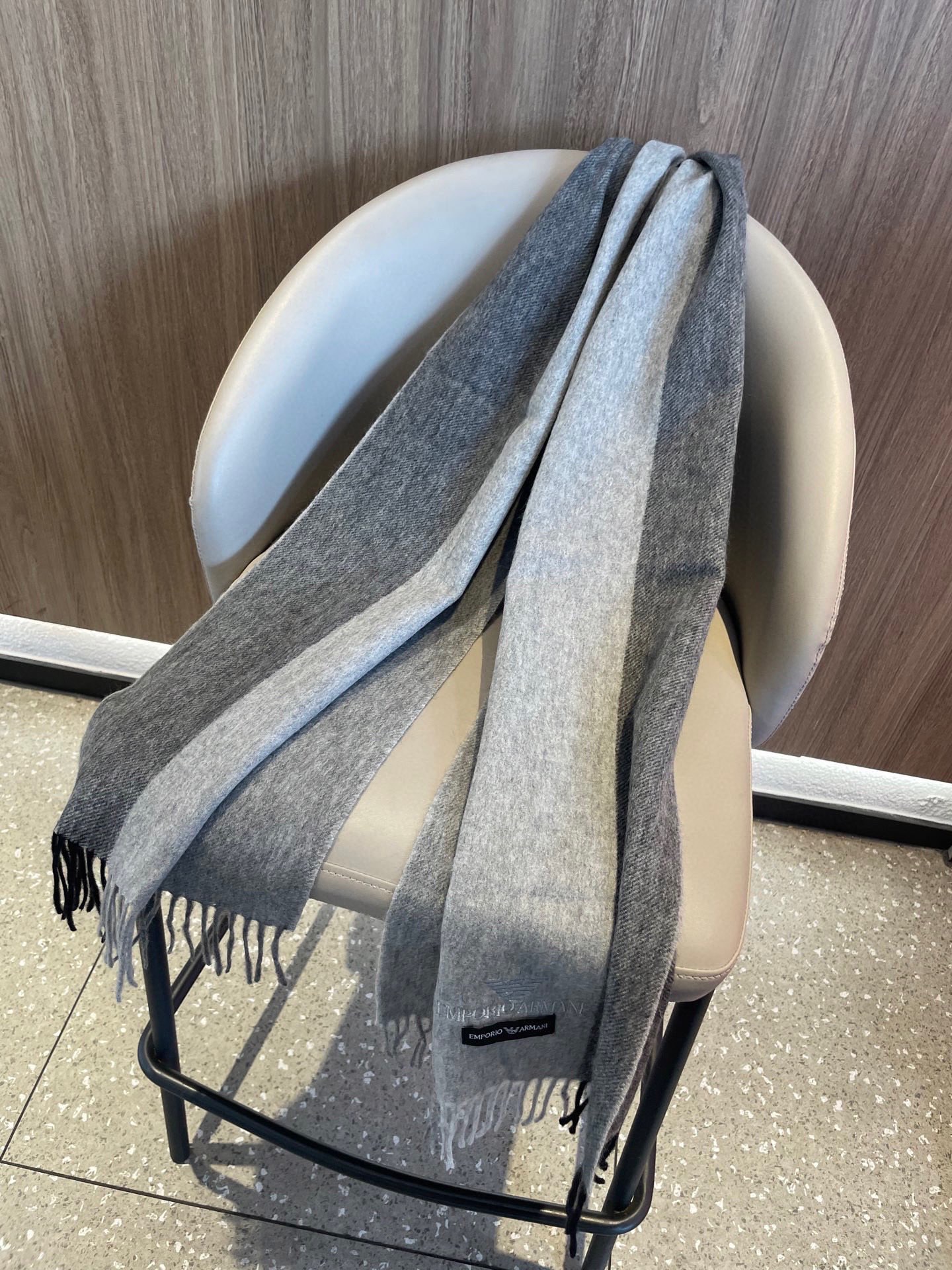 。新款阿玛尼海外专柜条纹拼色最新男士羊羔毛围巾～惊爆上架🎉国内专柜都没上架，从款式到面料都很赞🎻，经典的