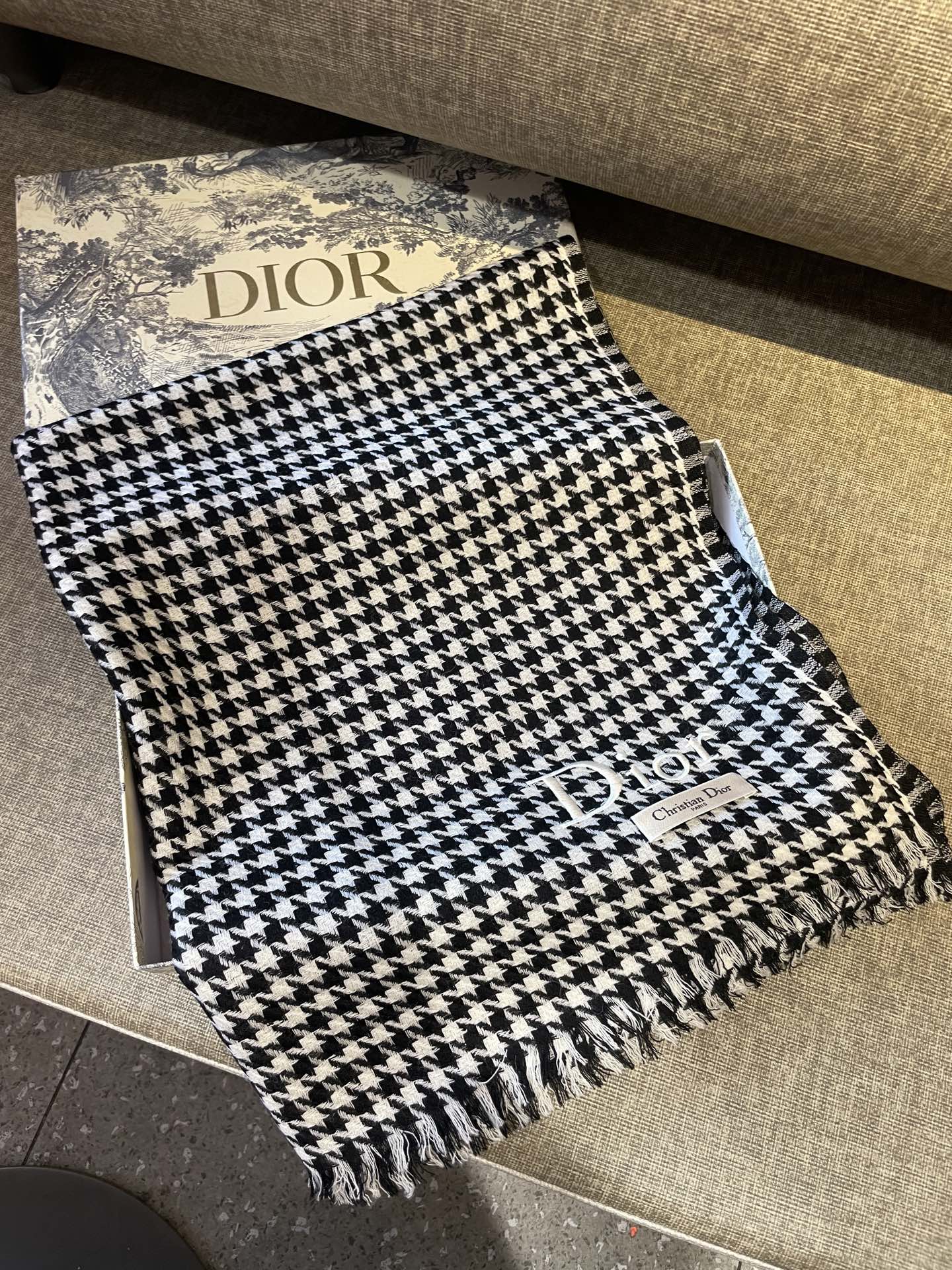 迪奥Dior尾单新款千鸟格拼色羊毛围巾，直接出欧洲的，正儿八经的正品订单…和大货一起出来，不用多流弊的文