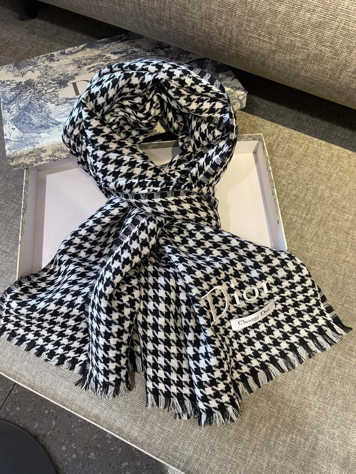 迪奥Dior尾单新款千鸟格拼色羊毛围巾，直接出欧洲的，正儿八经的正品订单…和大货一起出来，不用多流弊的文
