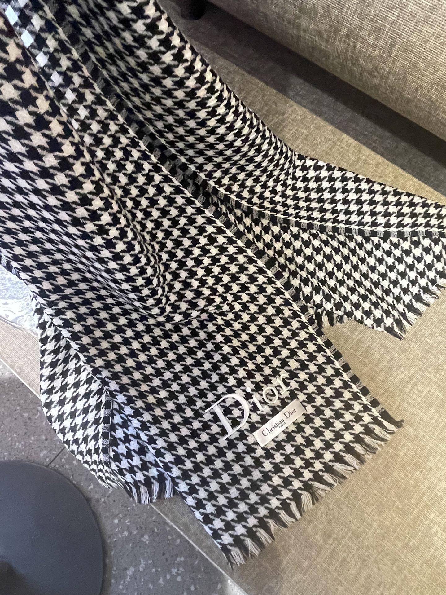 迪奥Dior尾单新款千鸟格拼色羊毛围巾，直接出欧洲的，正儿八经的正品订单…和大货一起出来，不用多流弊的文