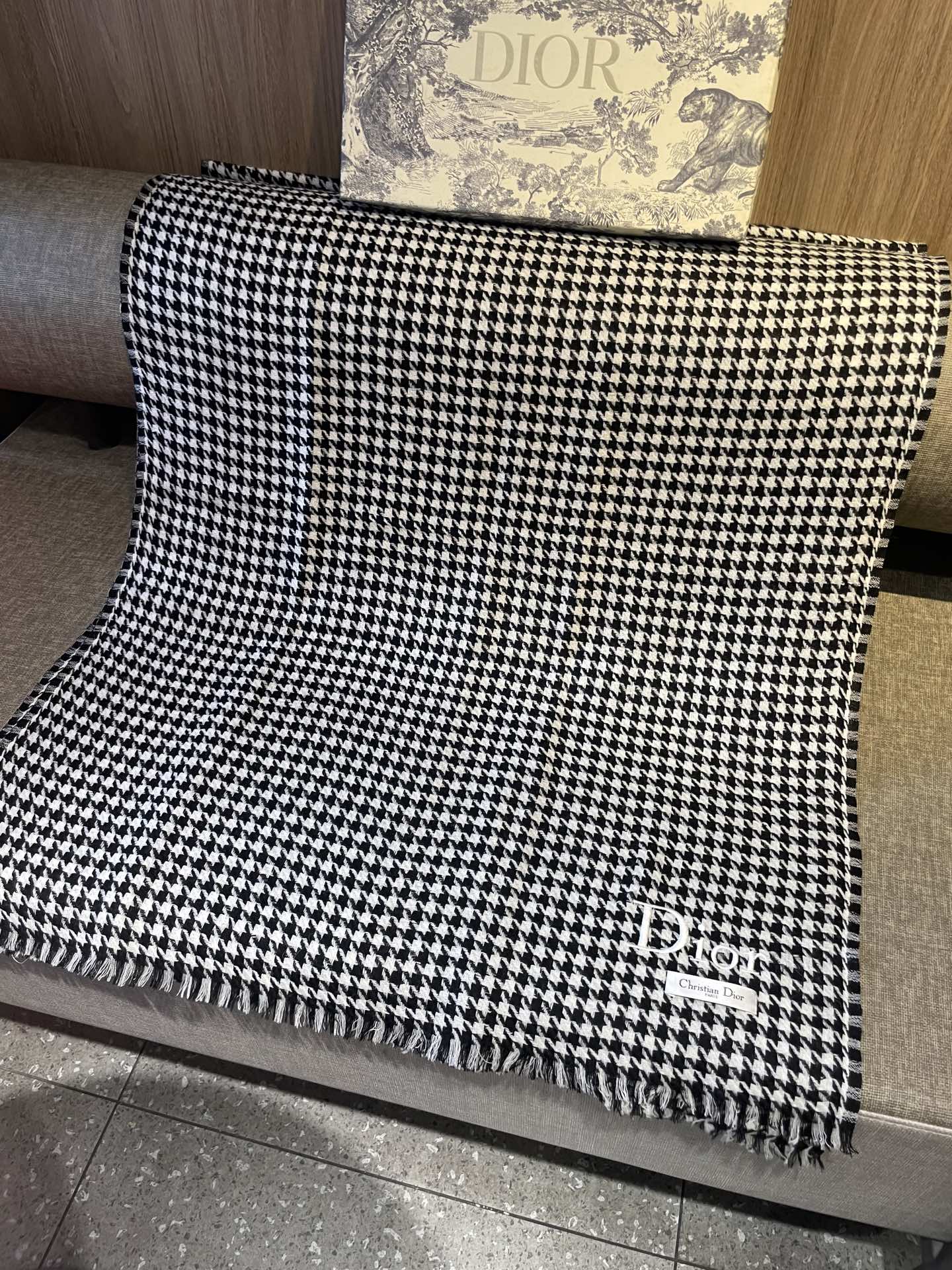 迪奥Dior尾单新款千鸟格拼色羊毛围巾，直接出欧洲的，正儿八经的正品订单…和大货一起出来，不用多流弊的文