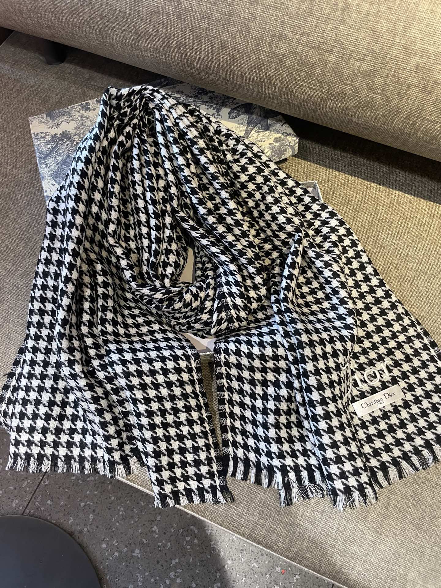 迪奥Dior尾单新款千鸟格拼色羊毛围巾，直接出欧洲的，正儿八经的正品订单…和大货一起出来，不用多流弊的文