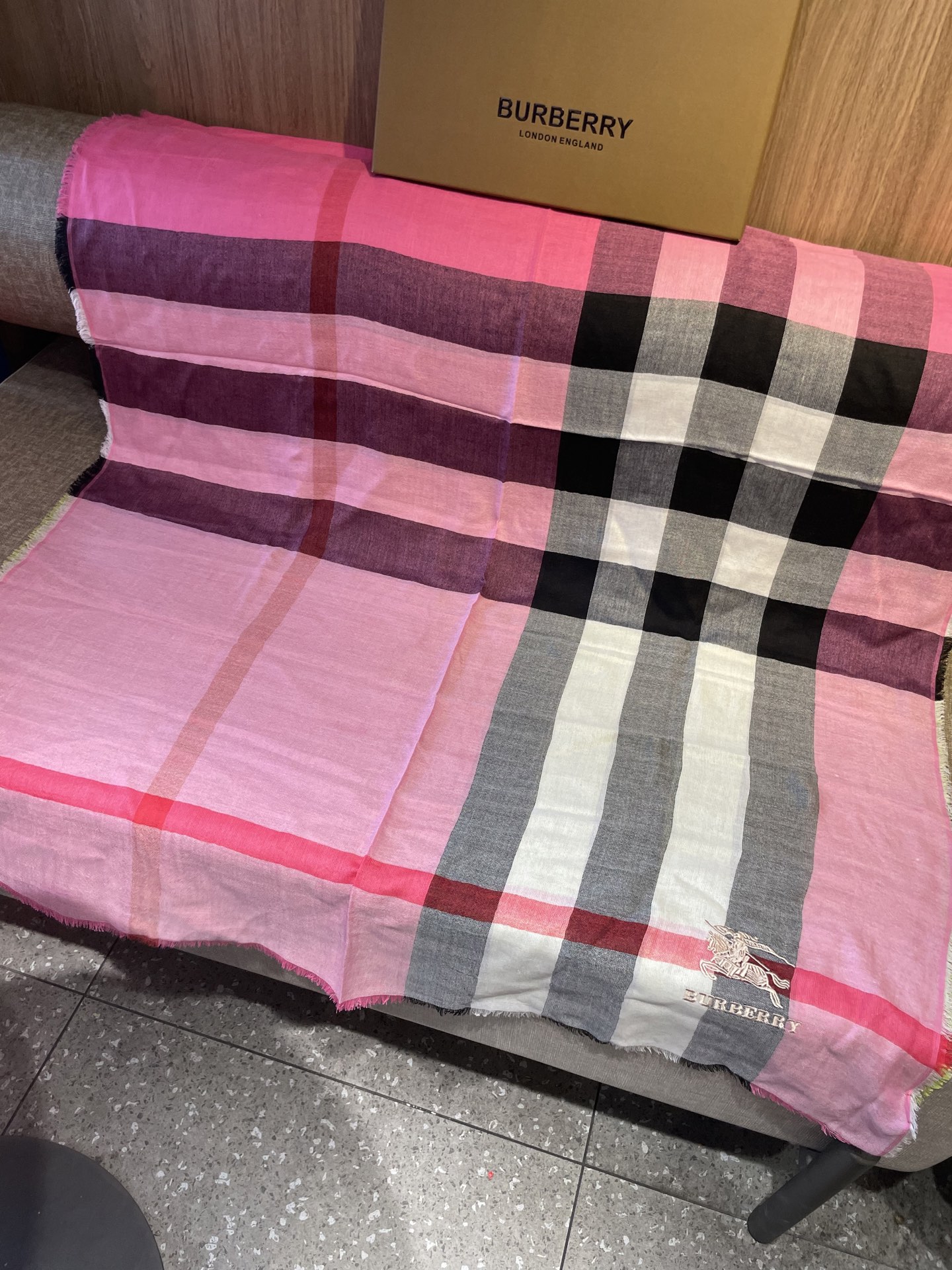 巴宝莉轻盈格纹围巾，精美马标刺绣logo，精湛制作工艺。首先臻选上乘的超细羊毛纤维，进行纯手工精梳处理，