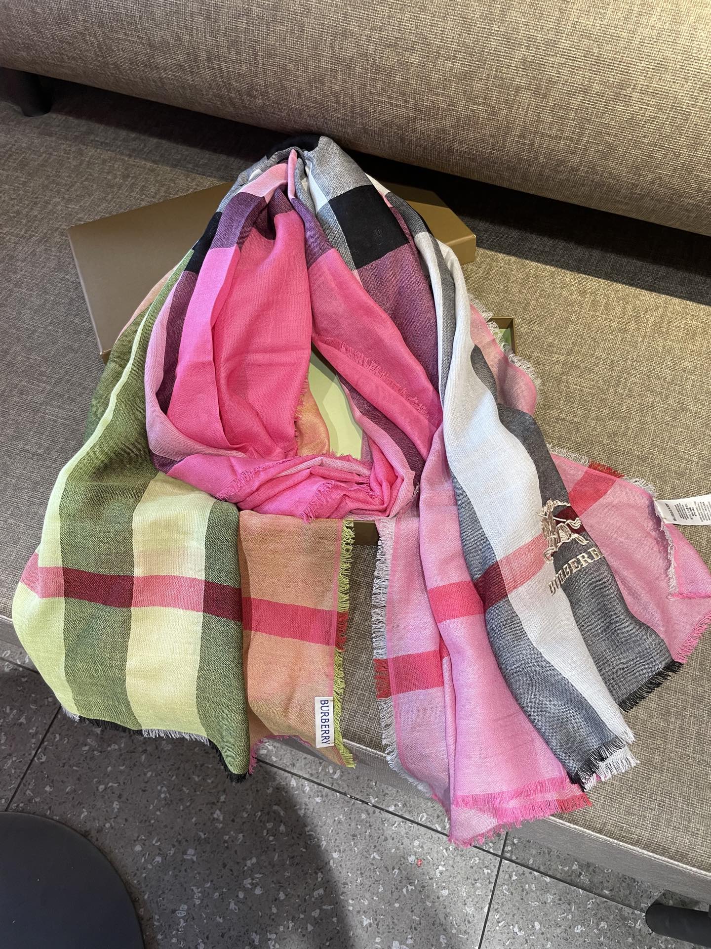 巴宝莉轻盈格纹围巾，精美马标刺绣logo，精湛制作工艺。首先臻选上乘的超细羊毛纤维，进行纯手工精梳处理，