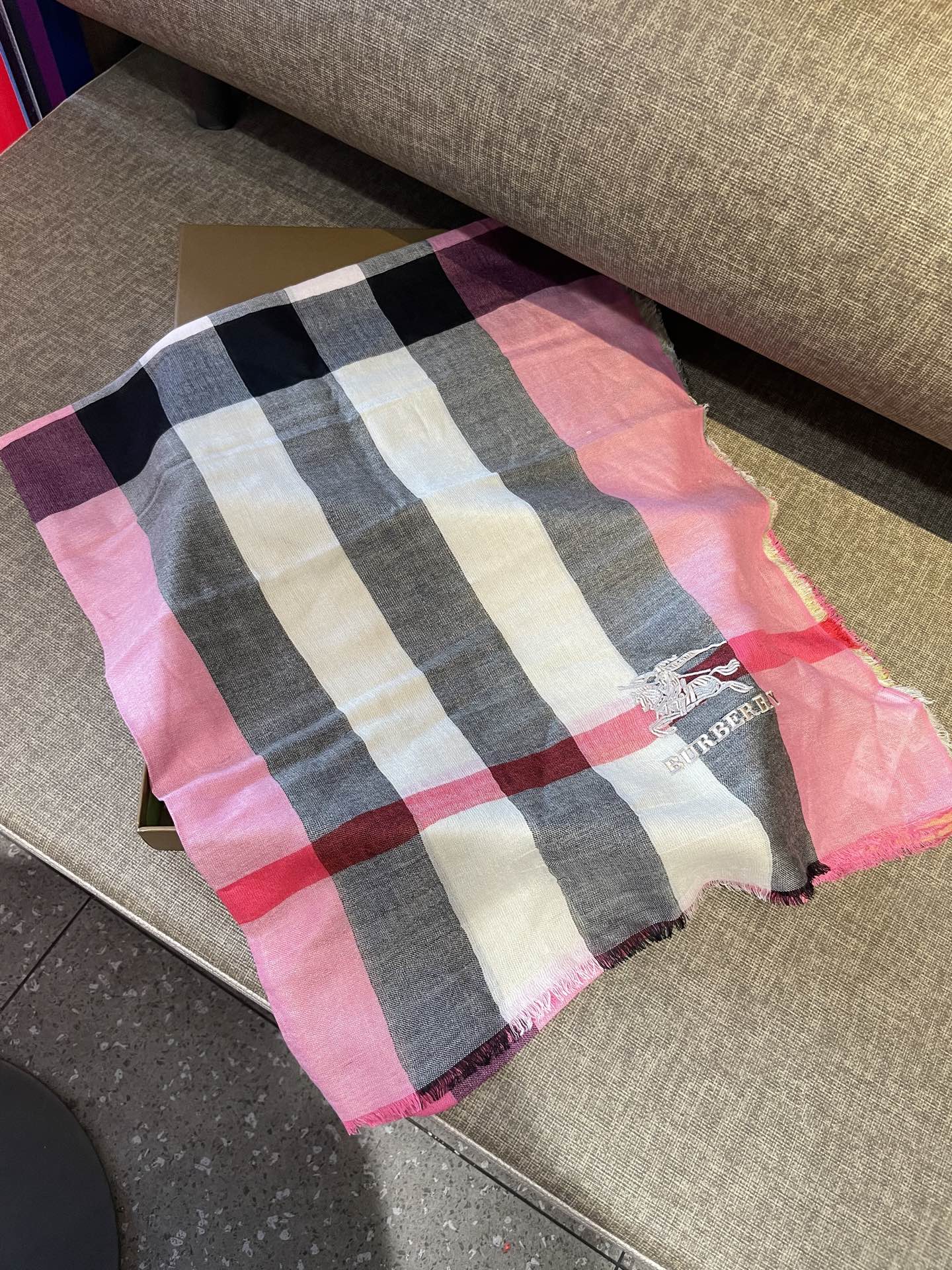 巴宝莉轻盈格纹围巾，精美马标刺绣logo，精湛制作工艺。首先臻选上乘的超细羊毛纤维，进行纯手工精梳处理，