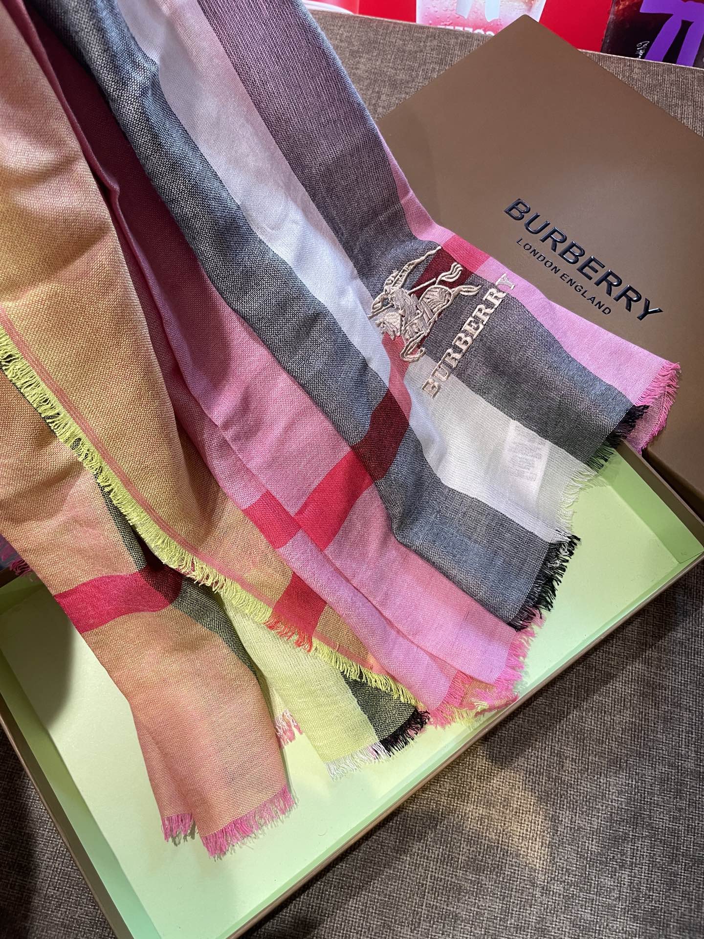 巴宝莉轻盈格纹围巾，精美马标刺绣logo，精湛制作工艺。首先臻选上乘的超细羊毛纤维，进行纯手工精梳处理，