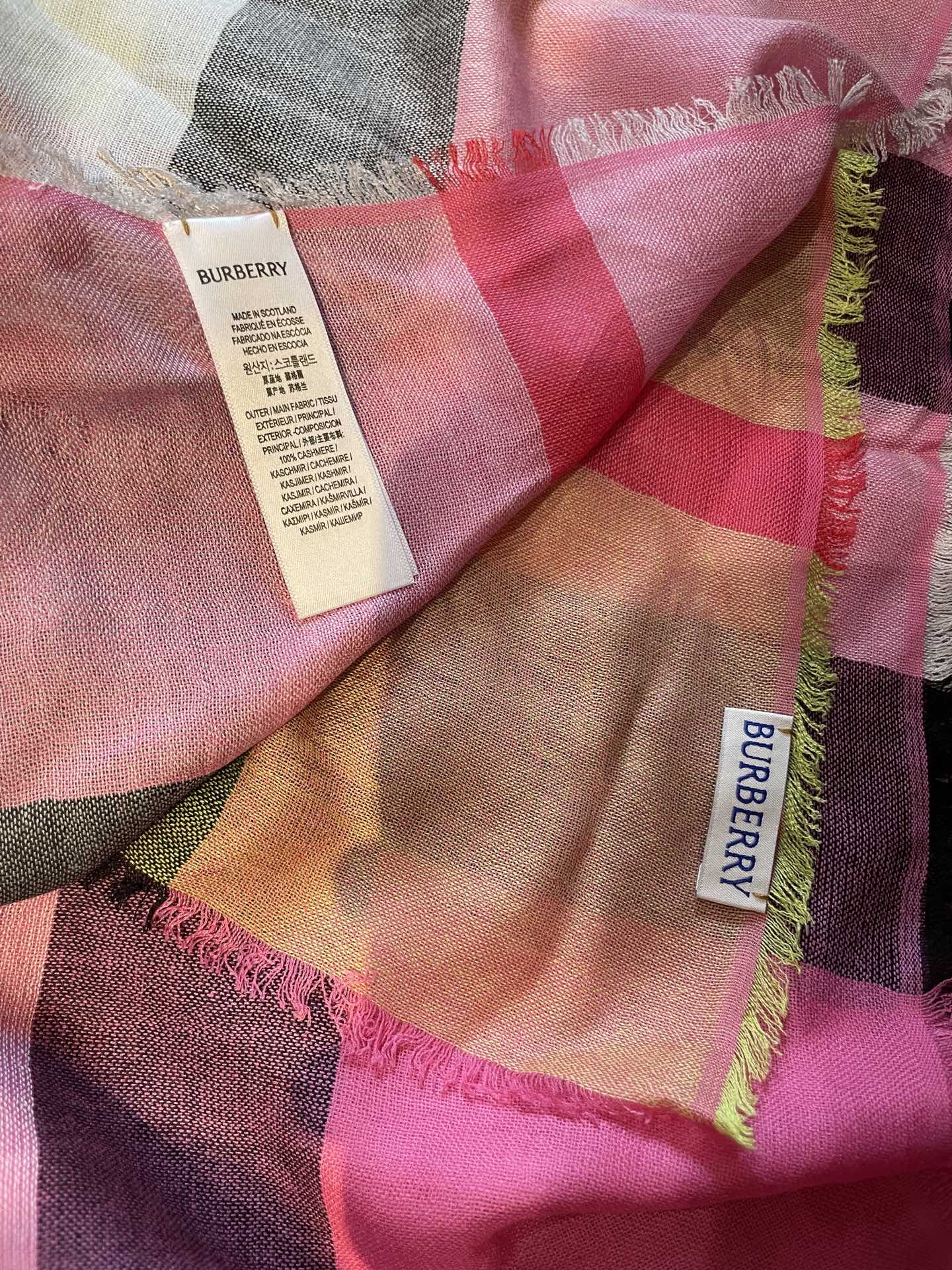 巴宝莉轻盈格纹围巾，精美马标刺绣logo，精湛制作工艺。首先臻选上乘的超细羊毛纤维，进行纯手工精梳处理，