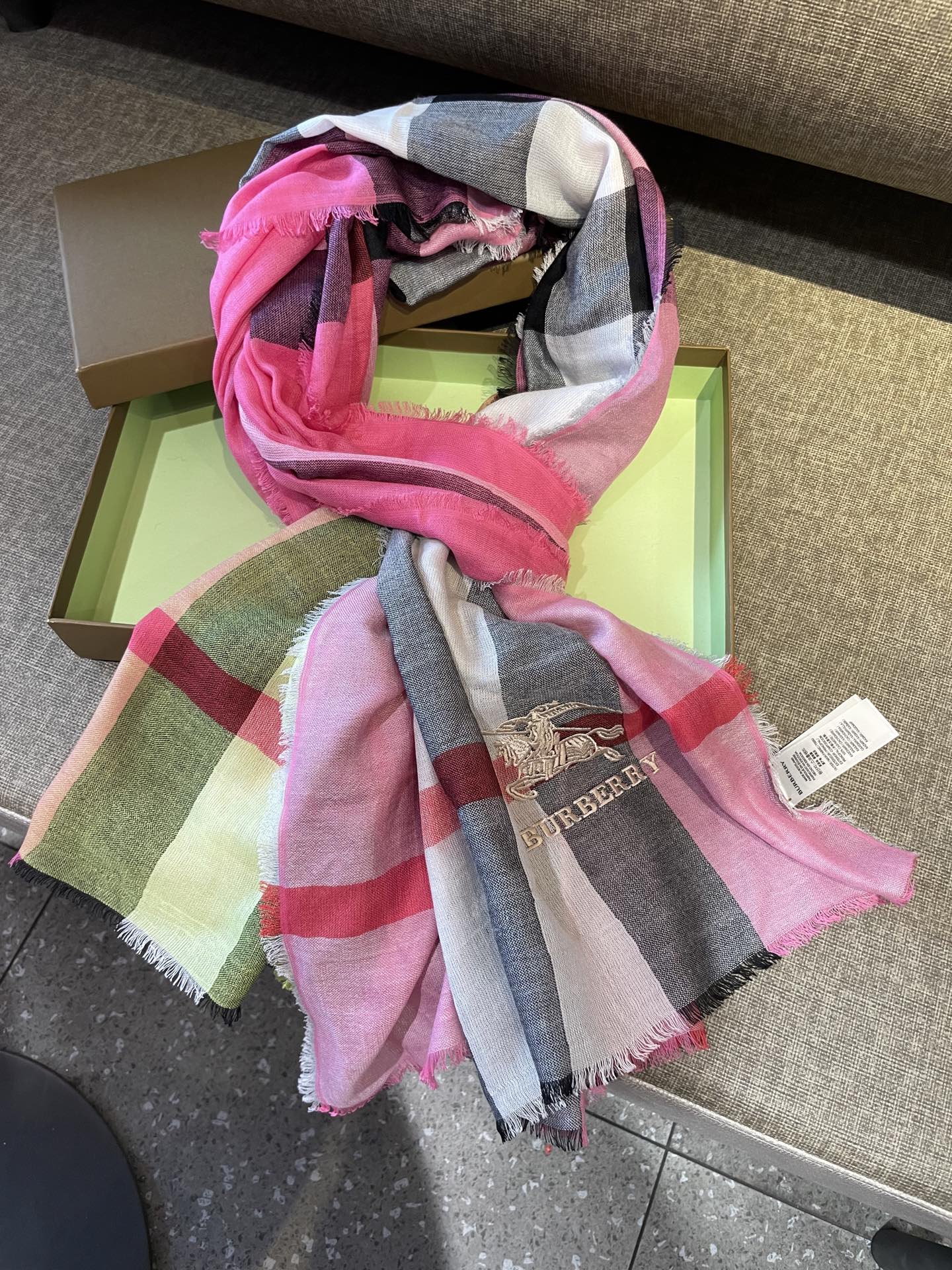 巴宝莉轻盈格纹围巾，精美马标刺绣logo，精湛制作工艺。首先臻选上乘的超细羊毛纤维，进行纯手工精梳处理，