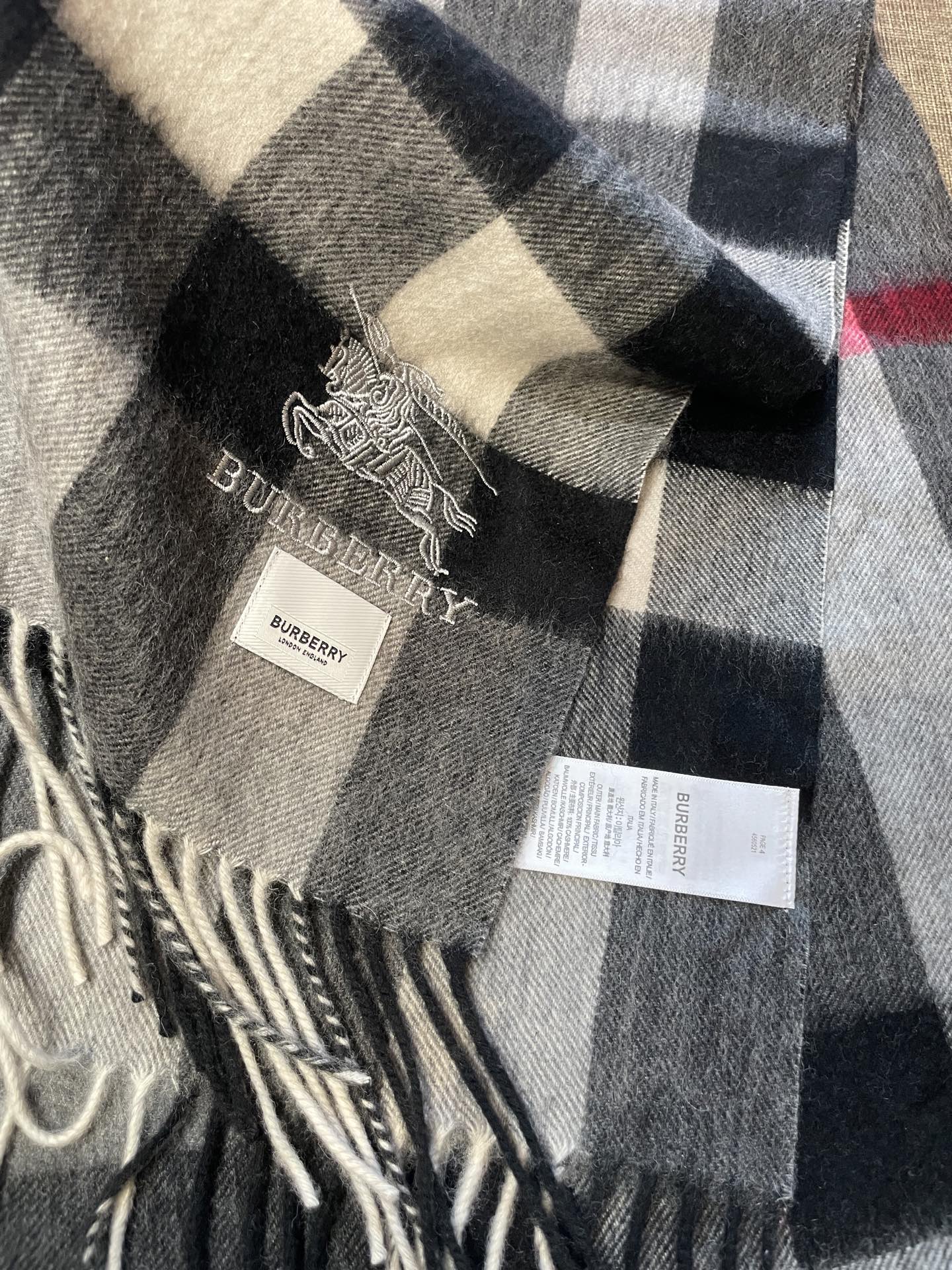 巴宝莉高品质进口羊绒围巾 惊爆上架 海外专柜最新男士女士情侣 羊绒围巾国内专柜都没上架 从款式到面料都很