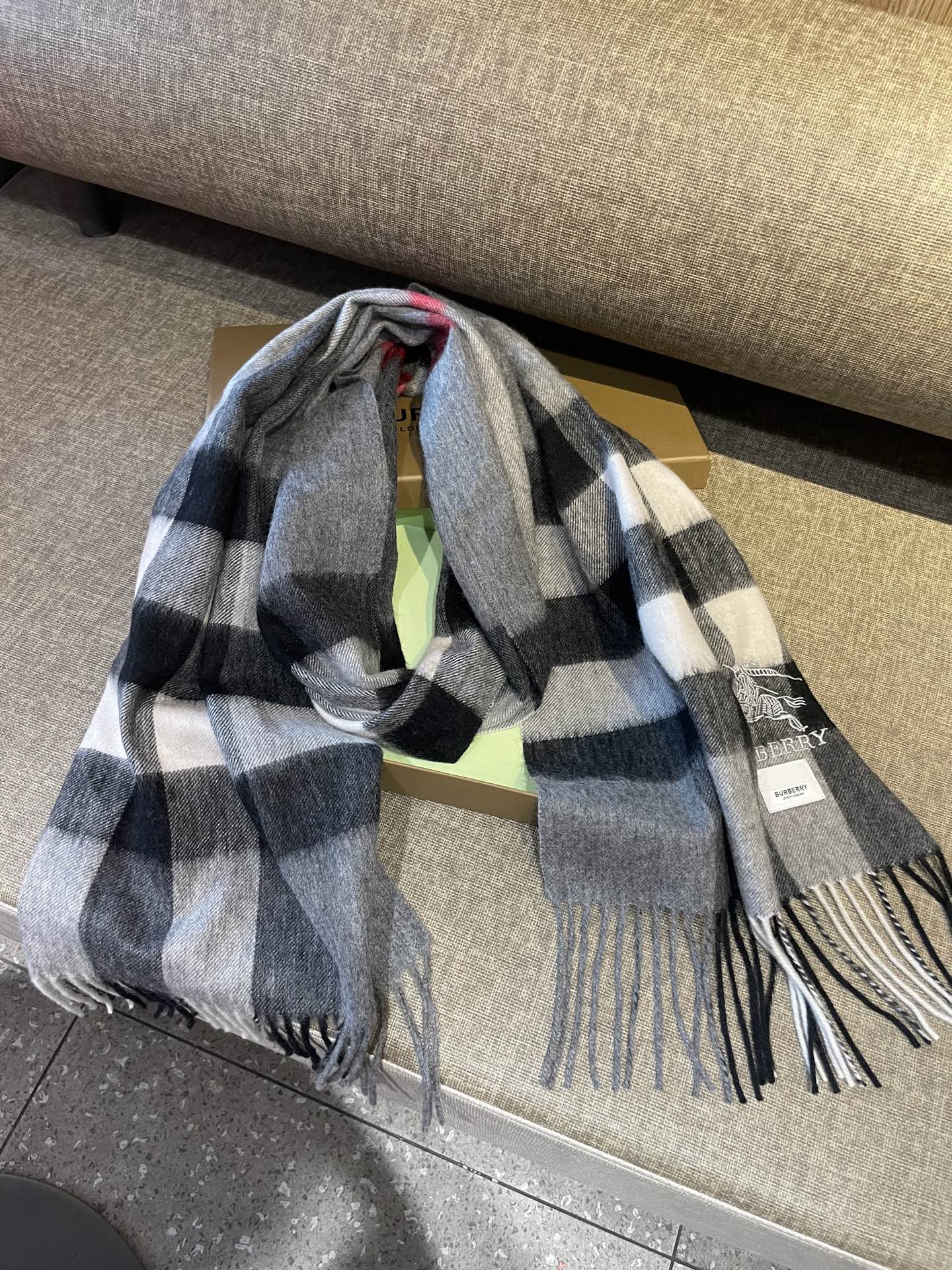 巴宝莉高品质进口羊绒围巾 惊爆上架 海外专柜最新男士女士情侣 羊绒围巾国内专柜都没上架 从款式到面料都很