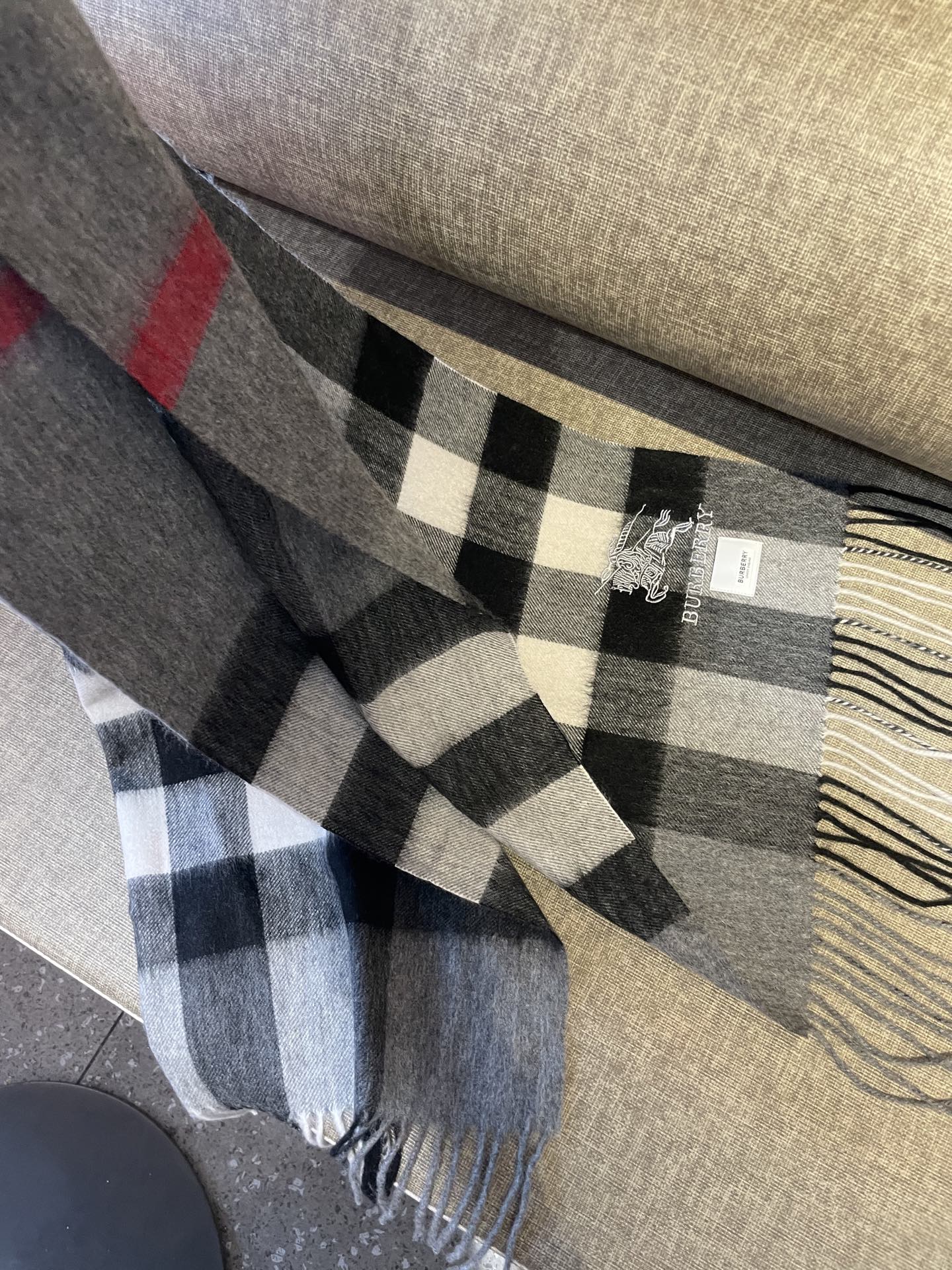 巴宝莉高品质进口羊绒围巾 惊爆上架 海外专柜最新男士女士情侣 羊绒围巾国内专柜都没上架 从款式到面料都很