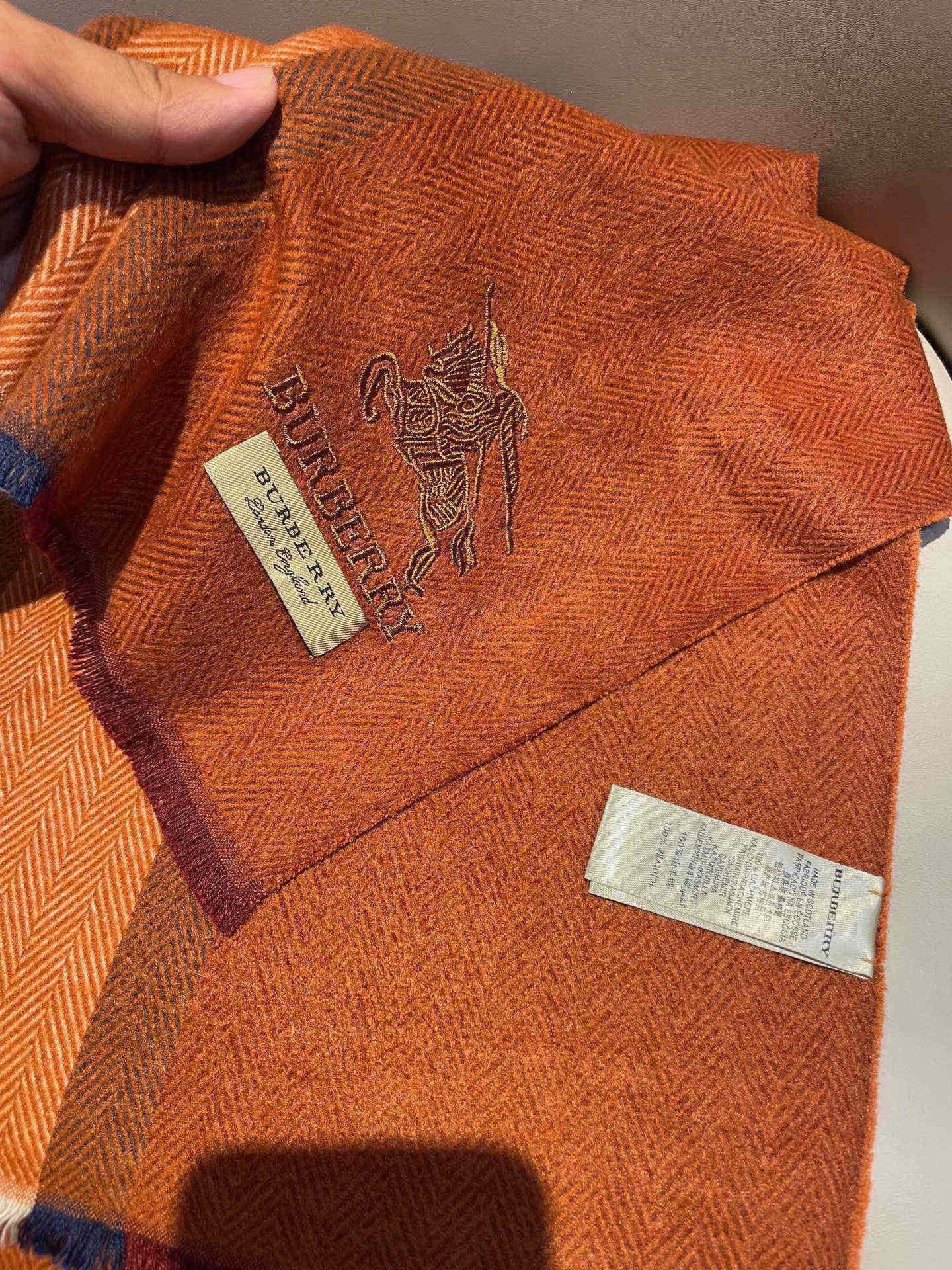 新款巴宝莉Bur羊绒男士精仿细腻围巾好看的要疯掉了，太有型太有魅力了！！！非常斯文时尚的秋冬单品！真的很