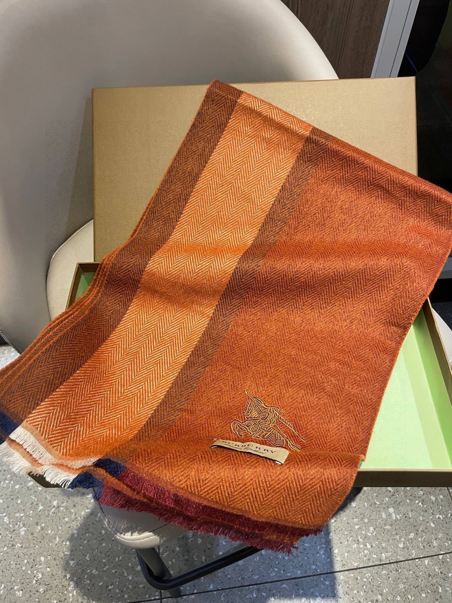 新款巴宝莉Bur羊绒男士精仿细腻围巾好看的要疯掉了，太有型太有魅力了！！！非常斯文时尚的秋冬单品！真的很