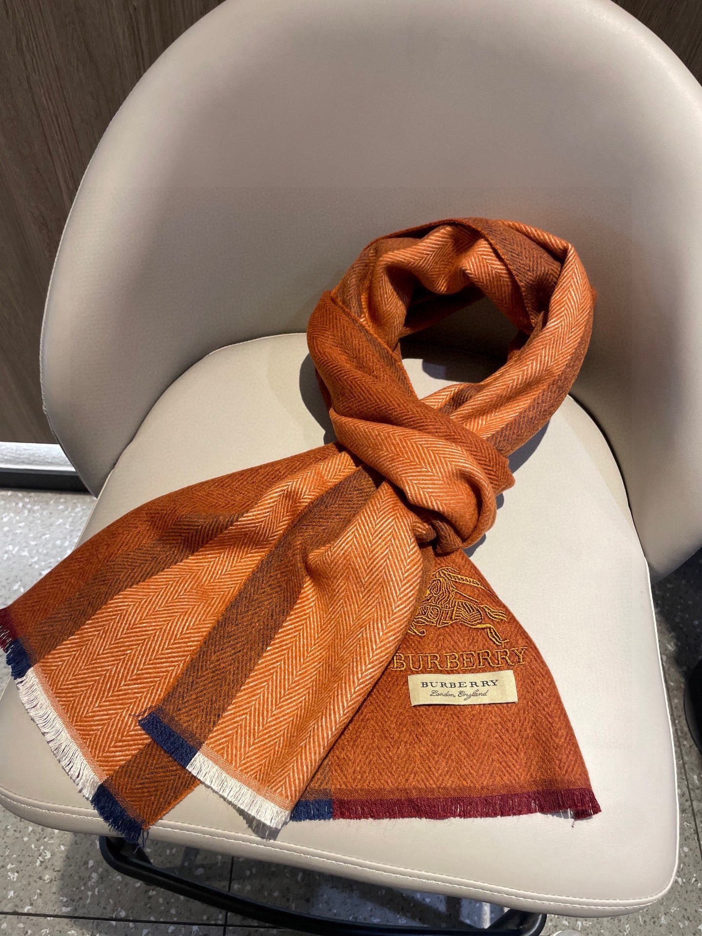 新款巴宝莉Bur羊绒男士精仿细腻围巾好看的要疯掉了，太有型太有魅力了！！！非常斯文时尚的秋冬单品！真的很