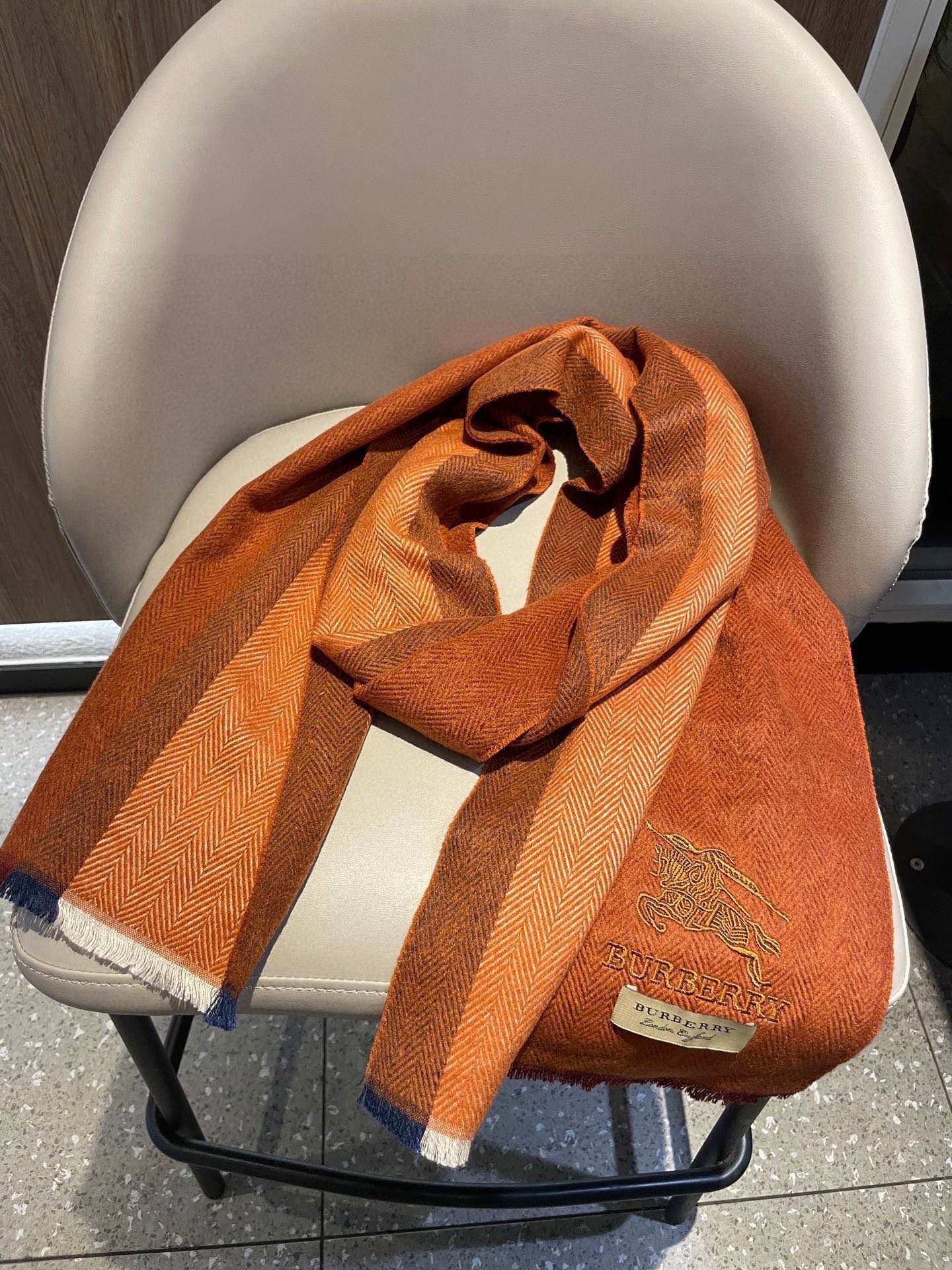 新款巴宝莉Bur羊绒男士精仿细腻围巾好看的要疯掉了，太有型太有魅力了！！！非常斯文时尚的秋冬单品！真的很