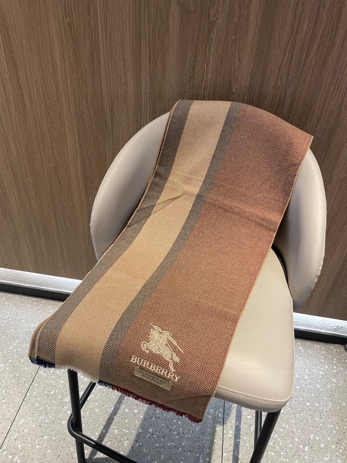 新款巴宝莉Bur羊绒男士精仿细腻围巾好看的要疯掉了，太有型太有魅力了！！！非常斯文时尚的秋冬单品！真的很