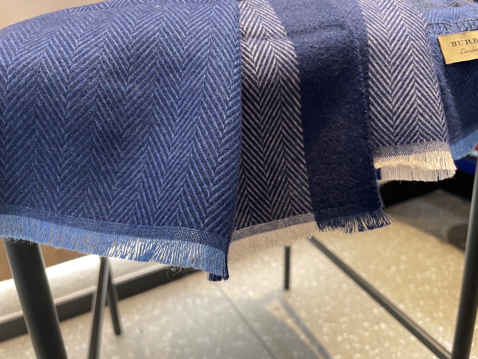 新款巴宝莉Bur羊绒男士精仿细腻围巾好看的要疯掉了，太有型太有魅力了！！！非常斯文时尚的秋冬单品！真的很