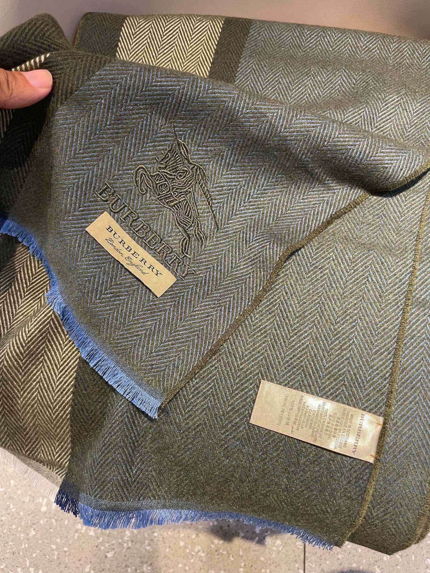 新款巴宝莉Bur羊绒男士精仿细腻围巾好看的要疯掉了，太有型太有魅力了！！！非常斯文时尚的秋冬单品！真的很