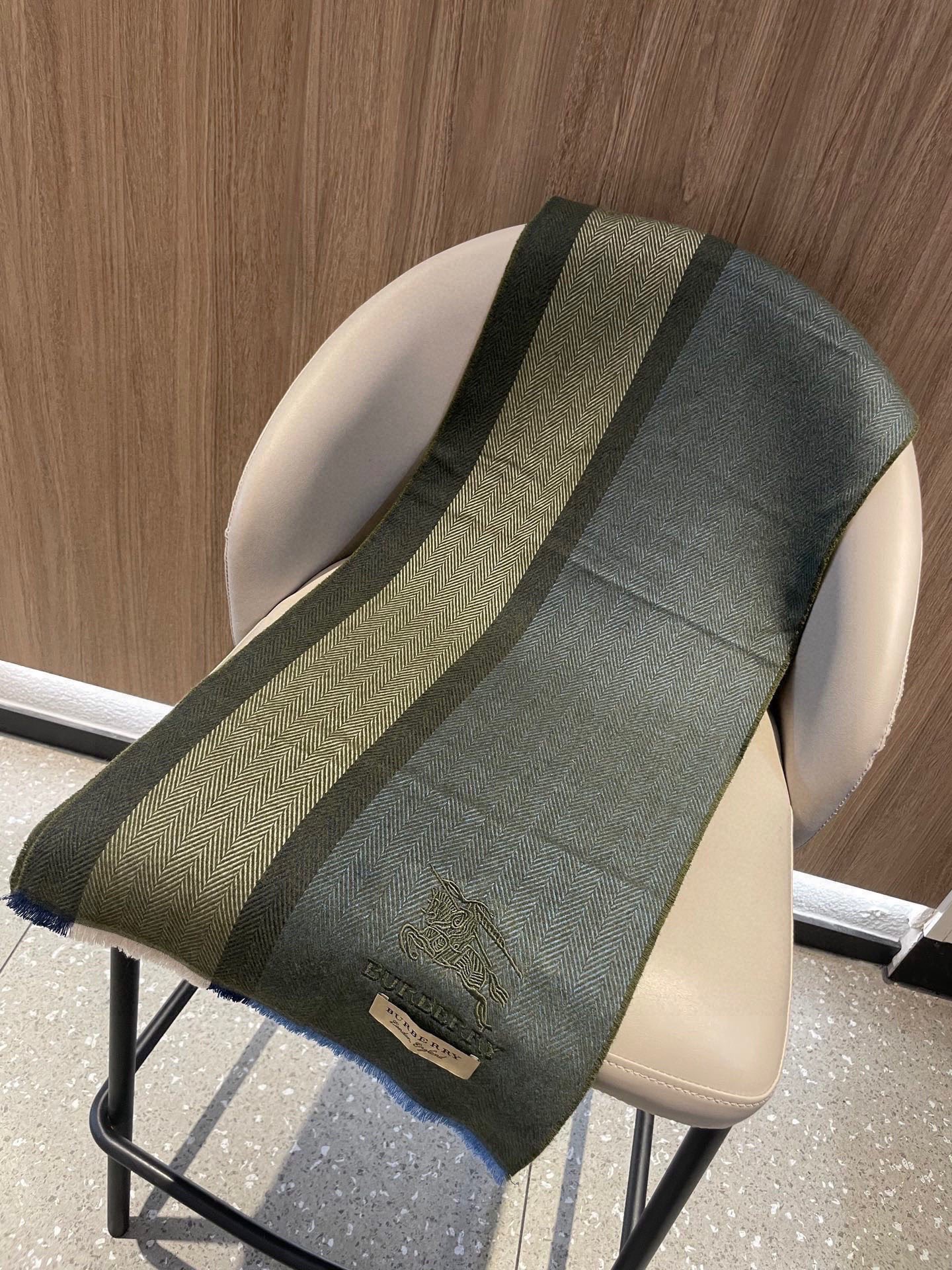 新款巴宝莉Bur羊绒男士精仿细腻围巾好看的要疯掉了，太有型太有魅力了！！！非常斯文时尚的秋冬单品！真的很