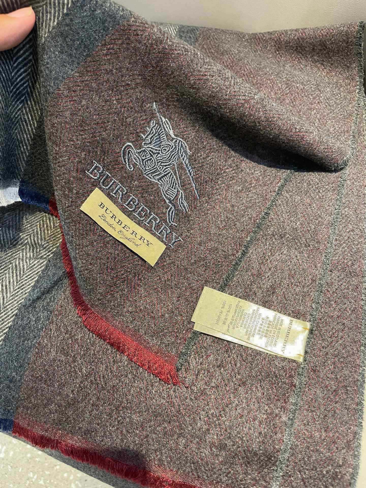 新款巴宝莉Bur羊绒男士精仿细腻围巾好看的要疯掉了，太有型太有魅力了！！！非常斯文时尚的秋冬单品！真的很