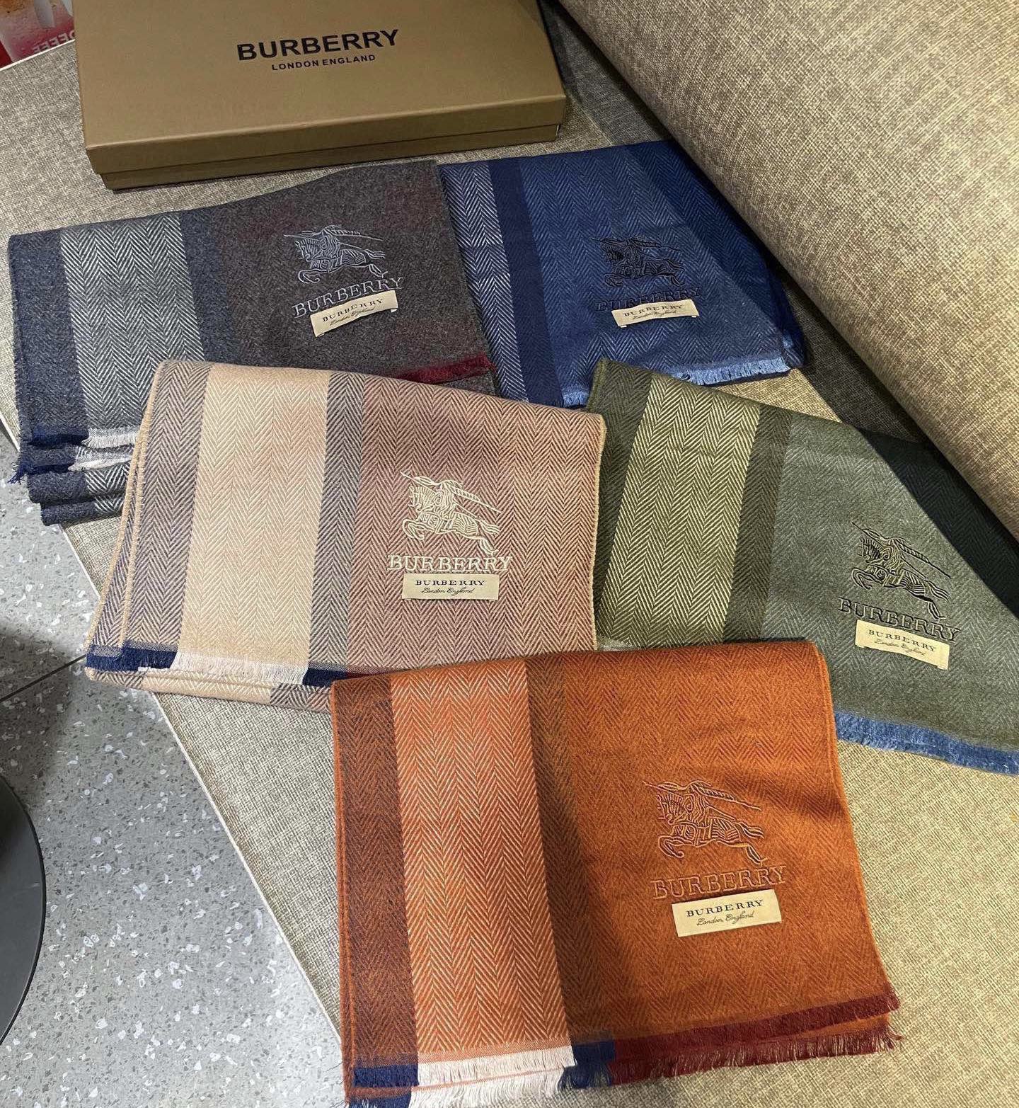 新款巴宝莉Bur羊绒男士精仿细腻围巾好看的要疯掉了，太有型太有魅力了！！！非常斯文时尚的秋冬单品！真的很