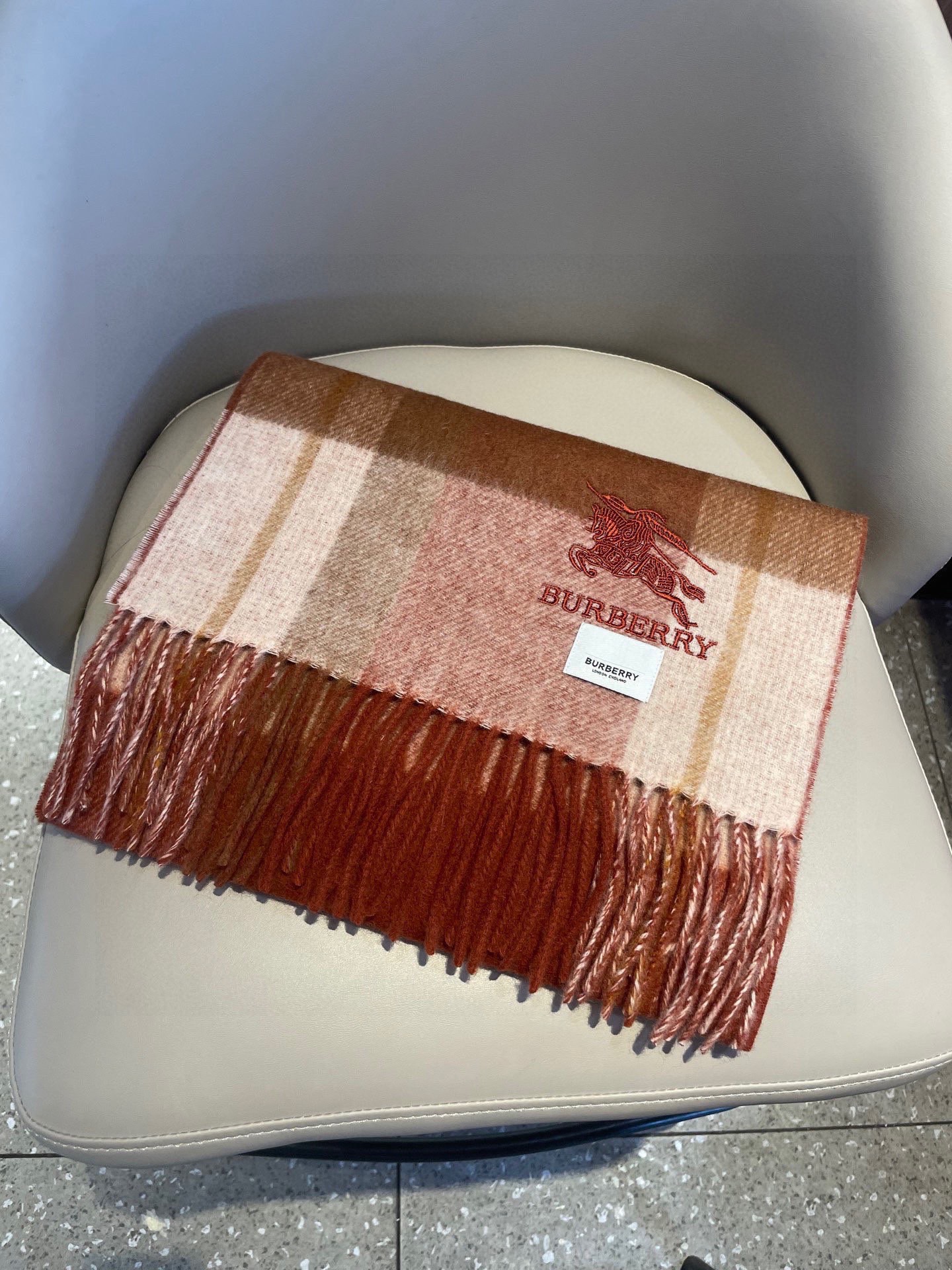 新款巴宝莉双面羊绒❗男女同款围巾且买且珍惜羊绒款😍~都是出口订单所以比较难遇❤东西讲究少而精😍好看的一定