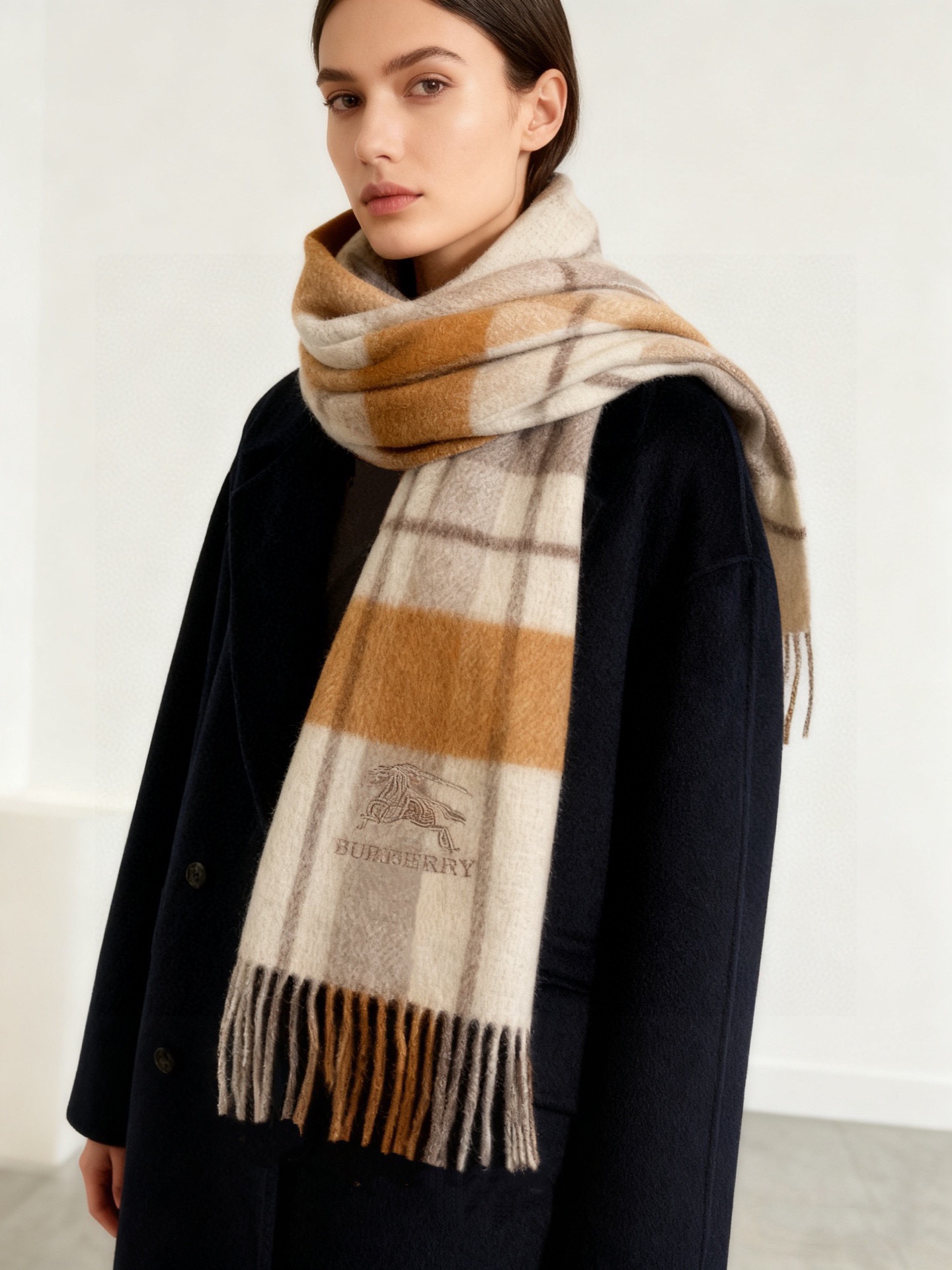 新款巴宝莉双面羊绒❗男女同款围巾且买且珍惜羊绒款😍~都是出口订单所以比较难遇❤东西讲究少而精😍好看的一定