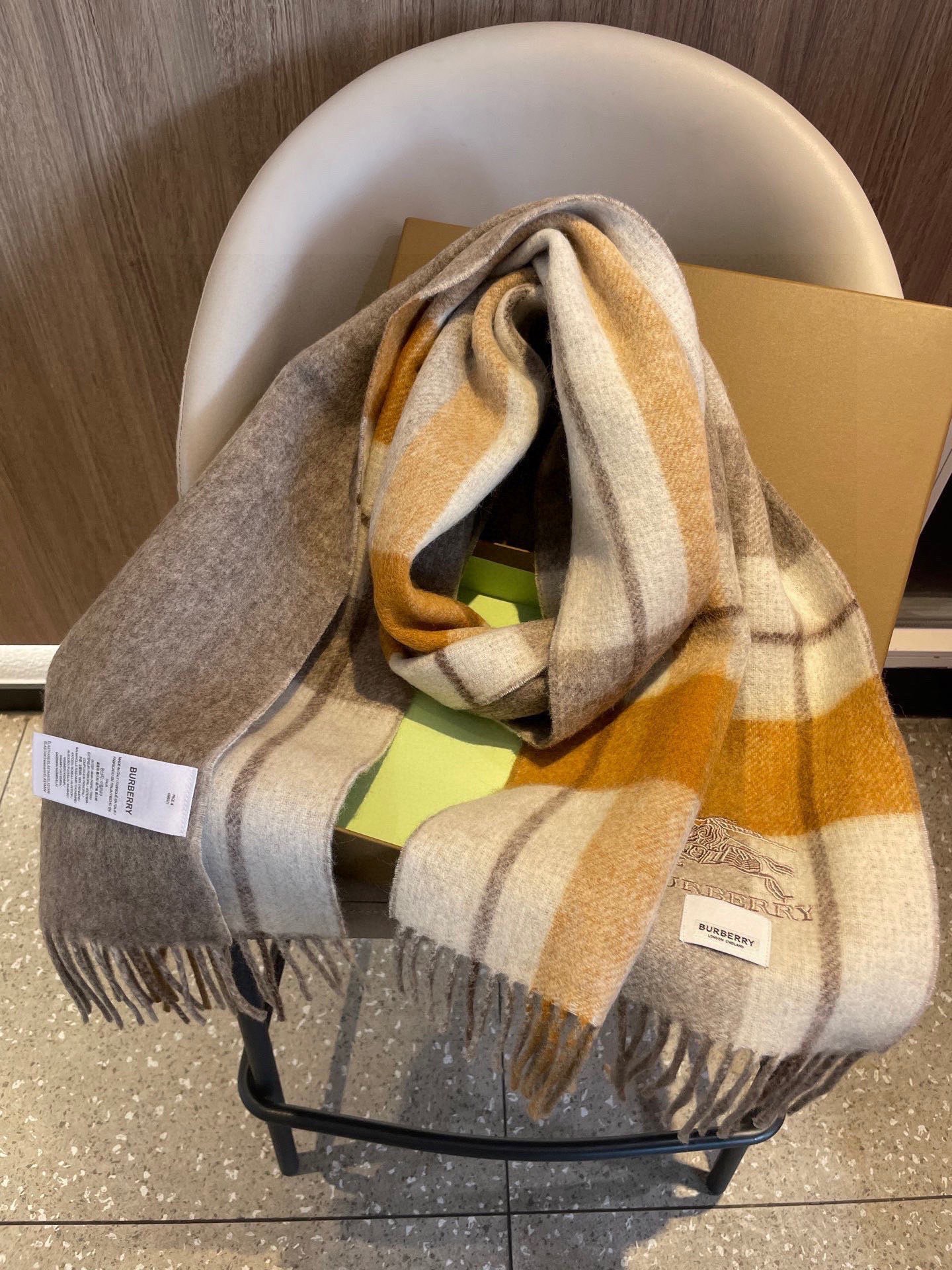 新款巴宝莉双面羊绒❗男女同款围巾且买且珍惜羊绒款😍~都是出口订单所以比较难遇❤东西讲究少而精😍好看的一定