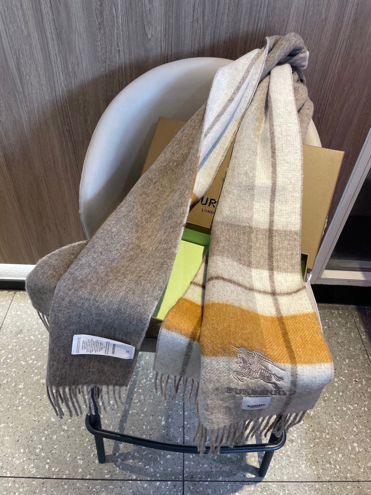 新款巴宝莉双面羊绒❗男女同款围巾且买且珍惜羊绒款😍~都是出口订单所以比较难遇❤东西讲究少而精😍好看的一定